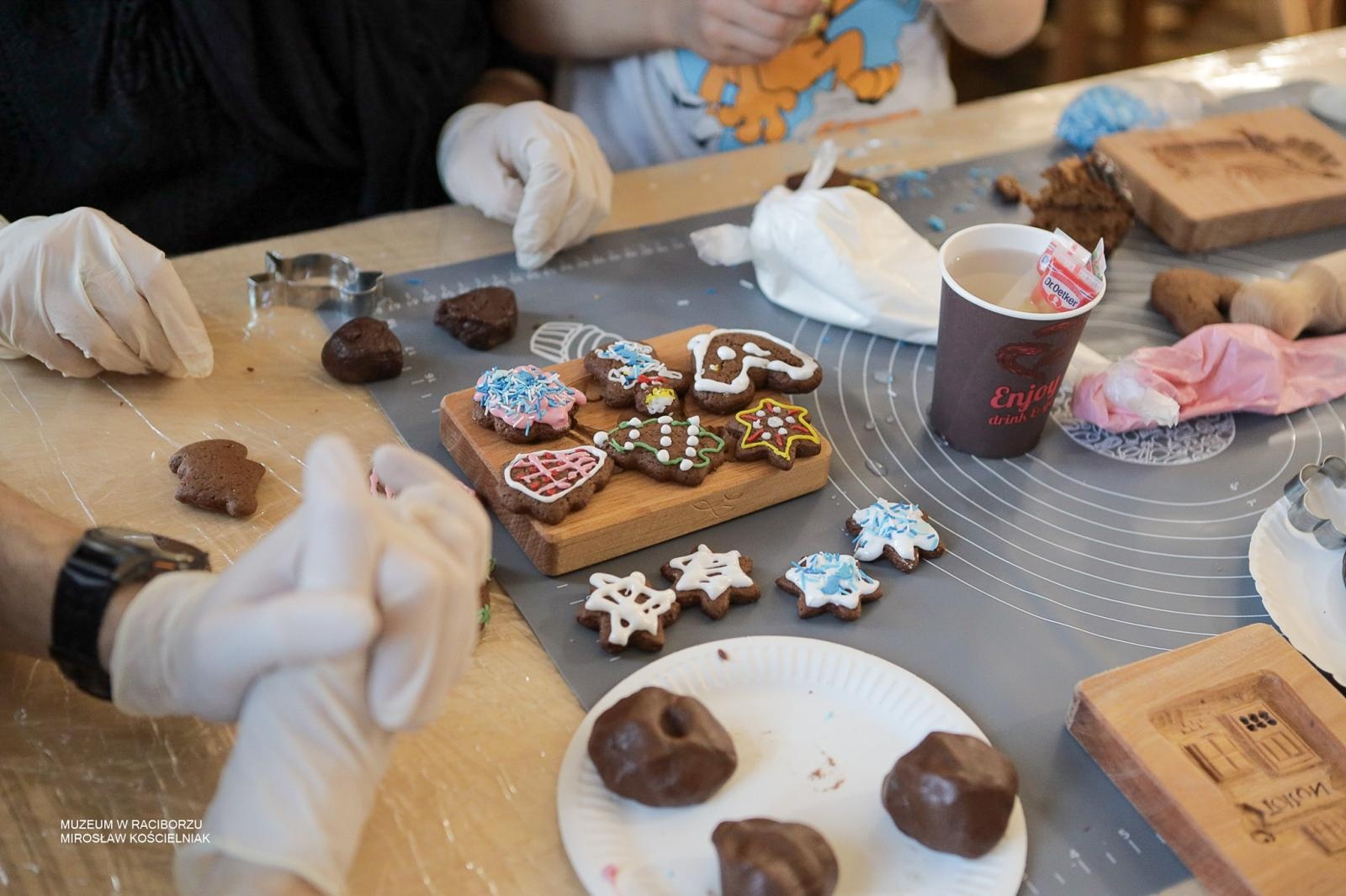 Zdjęcie w galerii na portalu naszraciborz.pl: Warsztaty pieczenia pierników w Raciborzu i Hulczynie zakończyły projekt polsko-czeski wiadomości z regionu