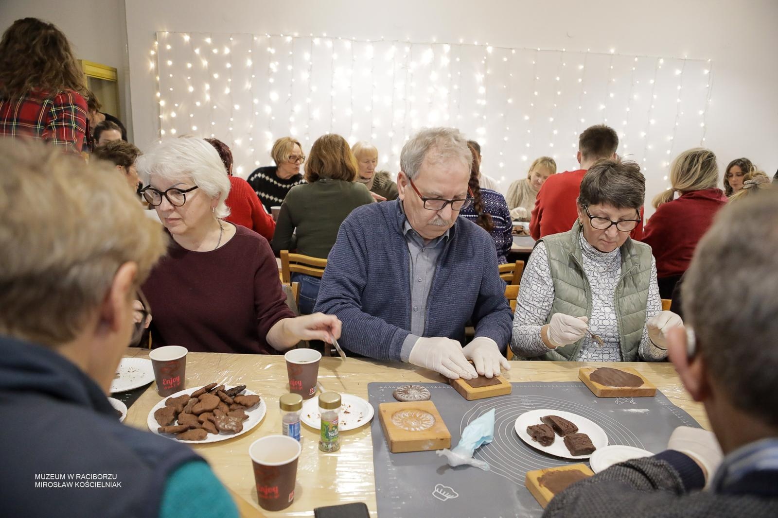 Zdjęcie w galerii na portalu naszraciborz.pl: Warsztaty pieczenia pierników w Raciborzu i Hulczynie zakończyły projekt polsko-czeski wiadomości z regionu