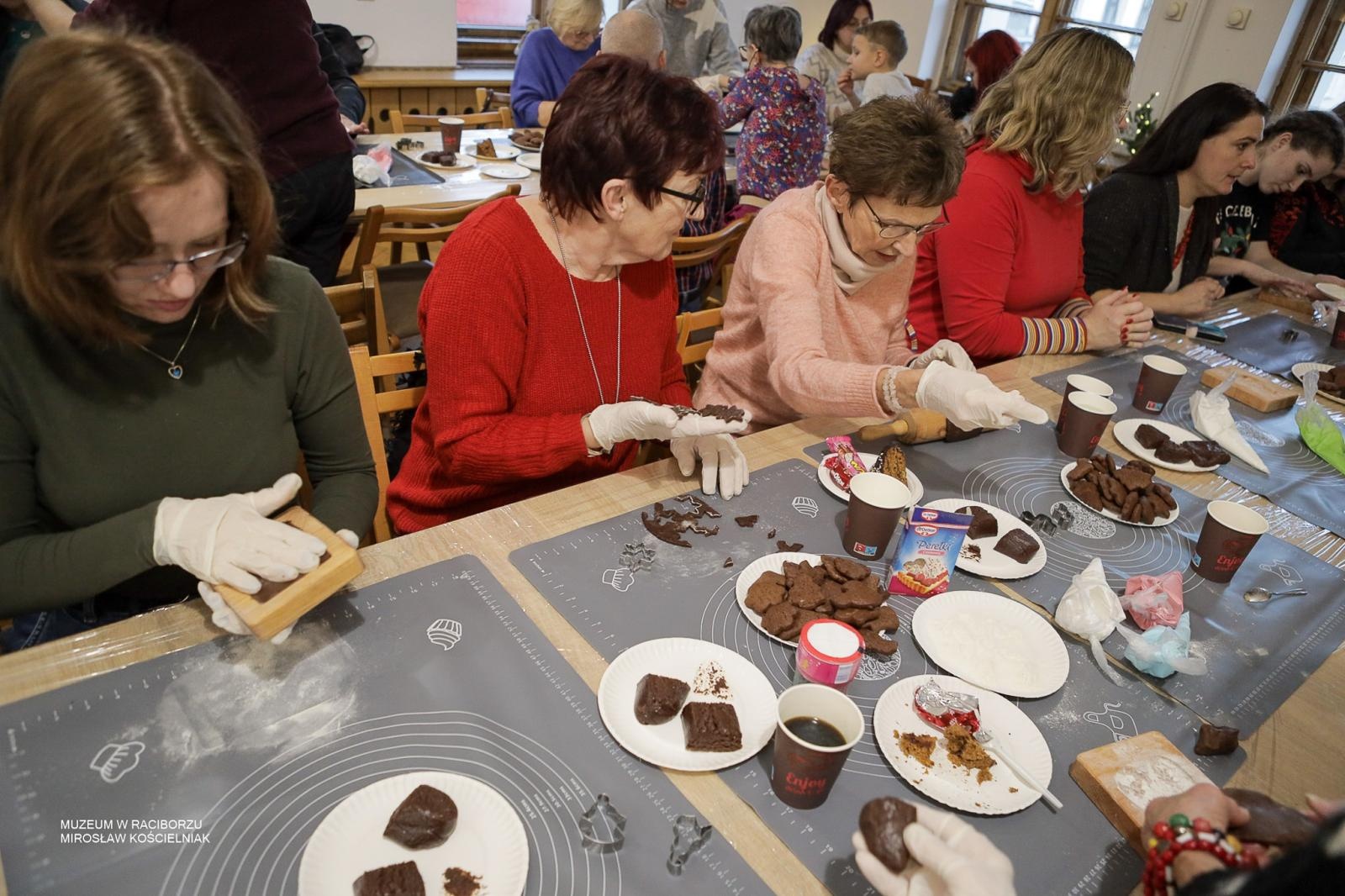 Zdjęcie w galerii na portalu naszraciborz.pl: Warsztaty pieczenia pierników w Raciborzu i Hulczynie zakończyły projekt polsko-czeski wiadomości z regionu