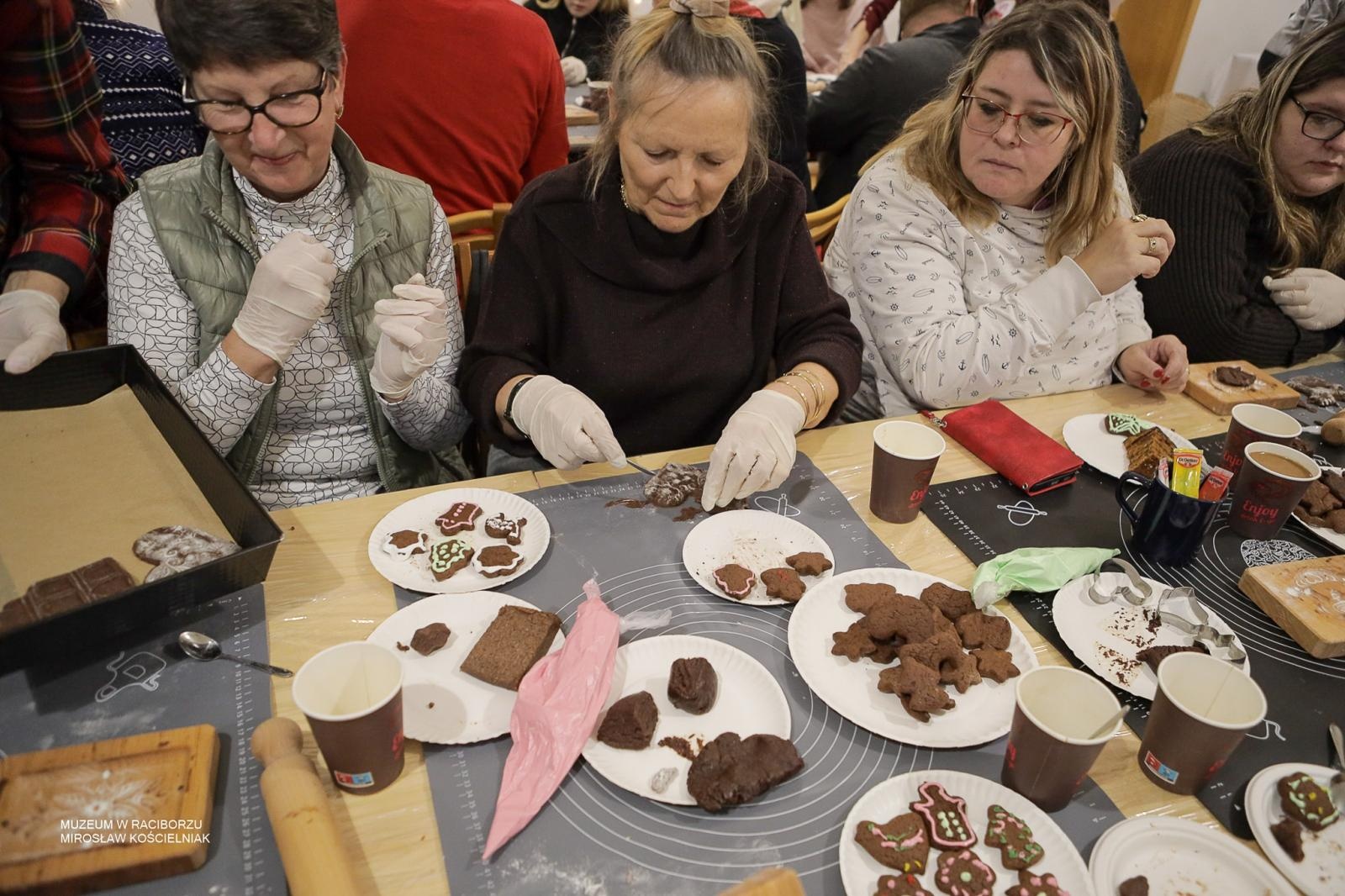 Zdjęcie w galerii na portalu naszraciborz.pl: Warsztaty pieczenia pierników w Raciborzu i Hulczynie zakończyły projekt polsko-czeski wiadomości z regionu