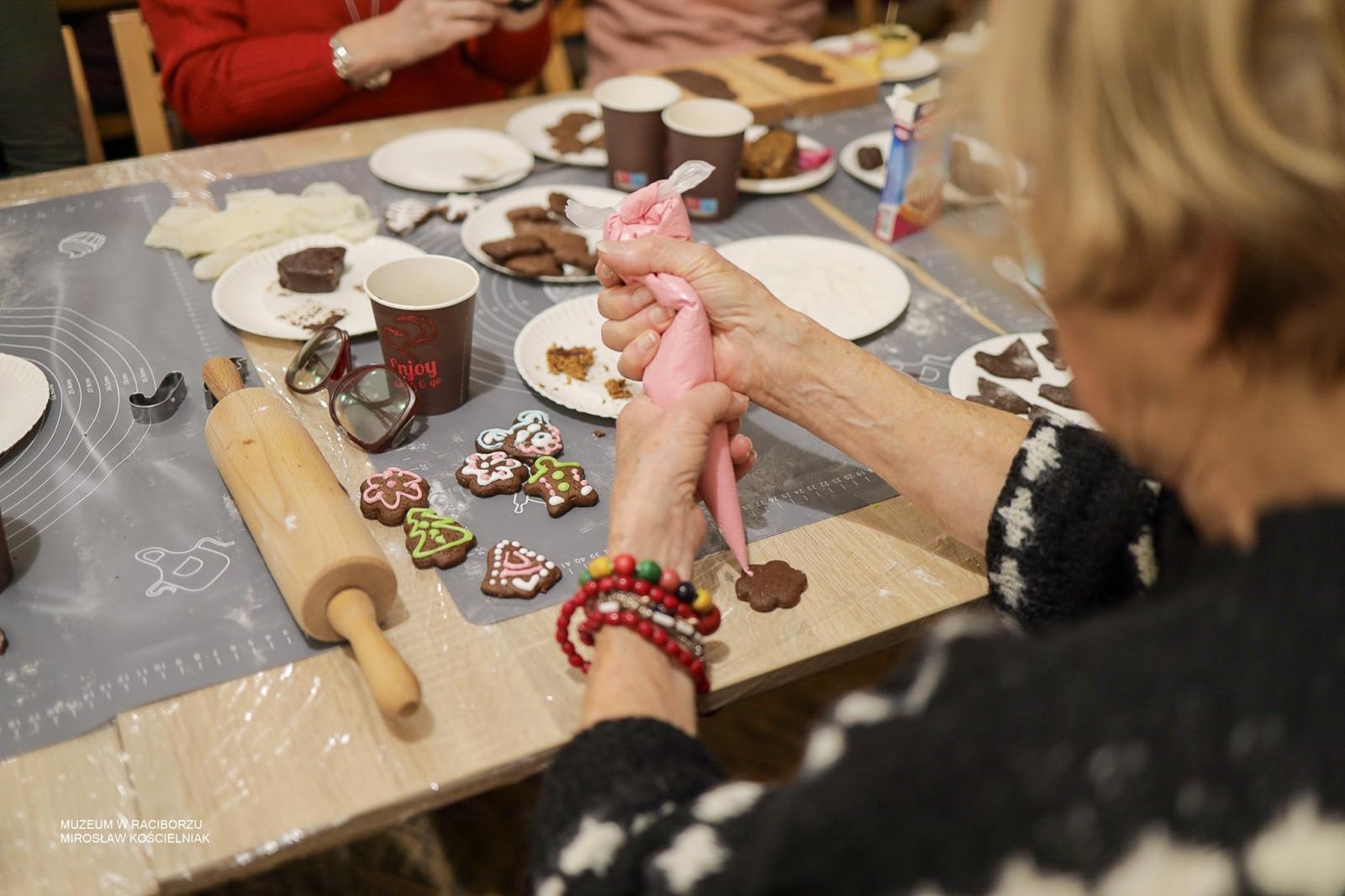 Zdjęcie w galerii na portalu naszraciborz.pl: Warsztaty pieczenia pierników w Raciborzu i Hulczynie zakończyły projekt polsko-czeski wiadomości z regionu