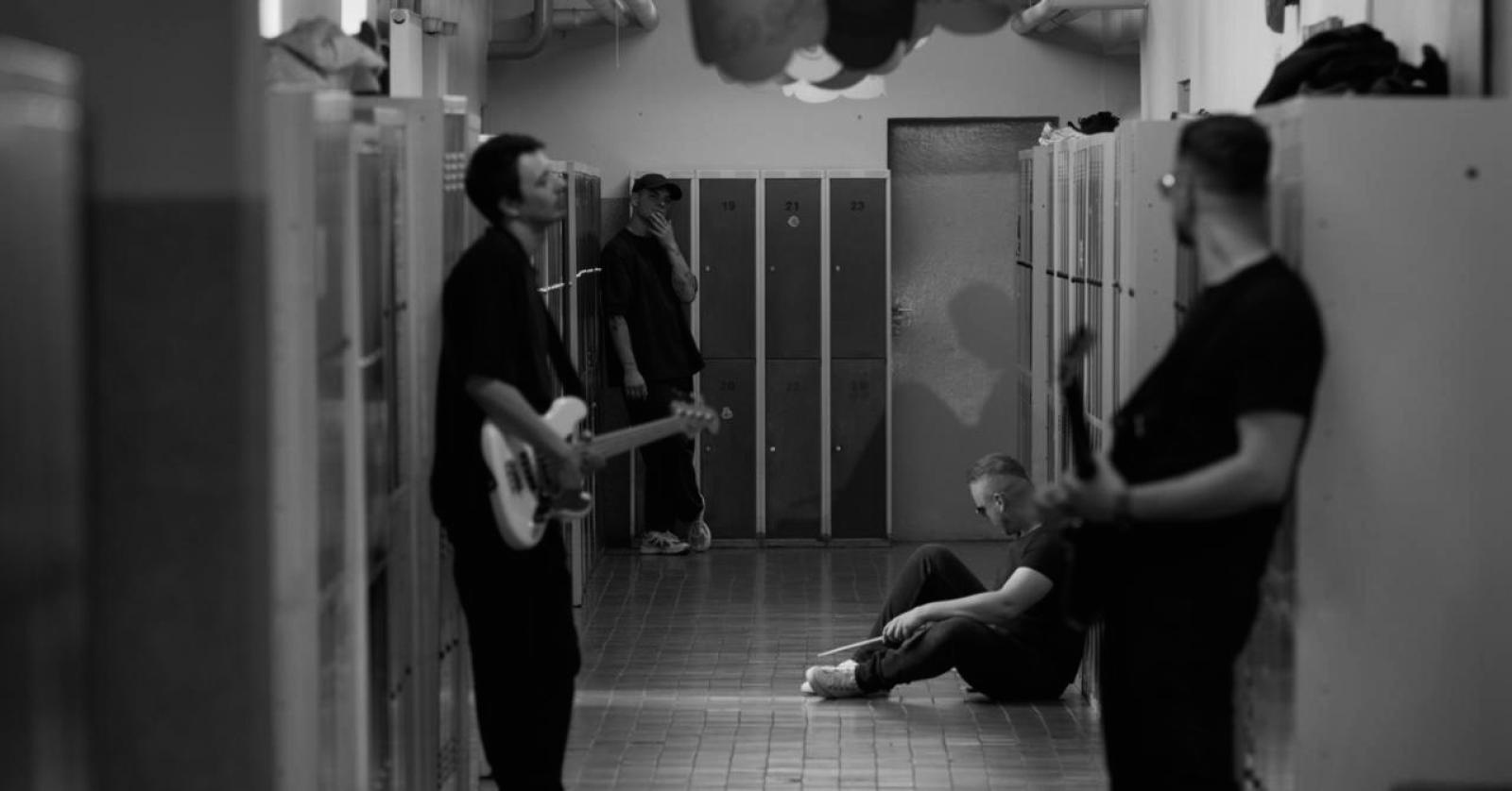 Zdjęcie w galerii na portalu naszraciborz.pl: Gen R. – surowy głos pokolenia z pogranicza rapcore’u i nu-metalu wybrzmiał w murach II LO wiadomości z regionu