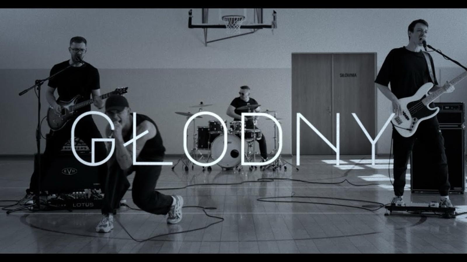 Zdjęcie w galerii na portalu naszraciborz.pl: Gen R. – surowy głos pokolenia z pogranicza rapcore’u i nu-metalu wybrzmiał w murach II LO wiadomości z regionu