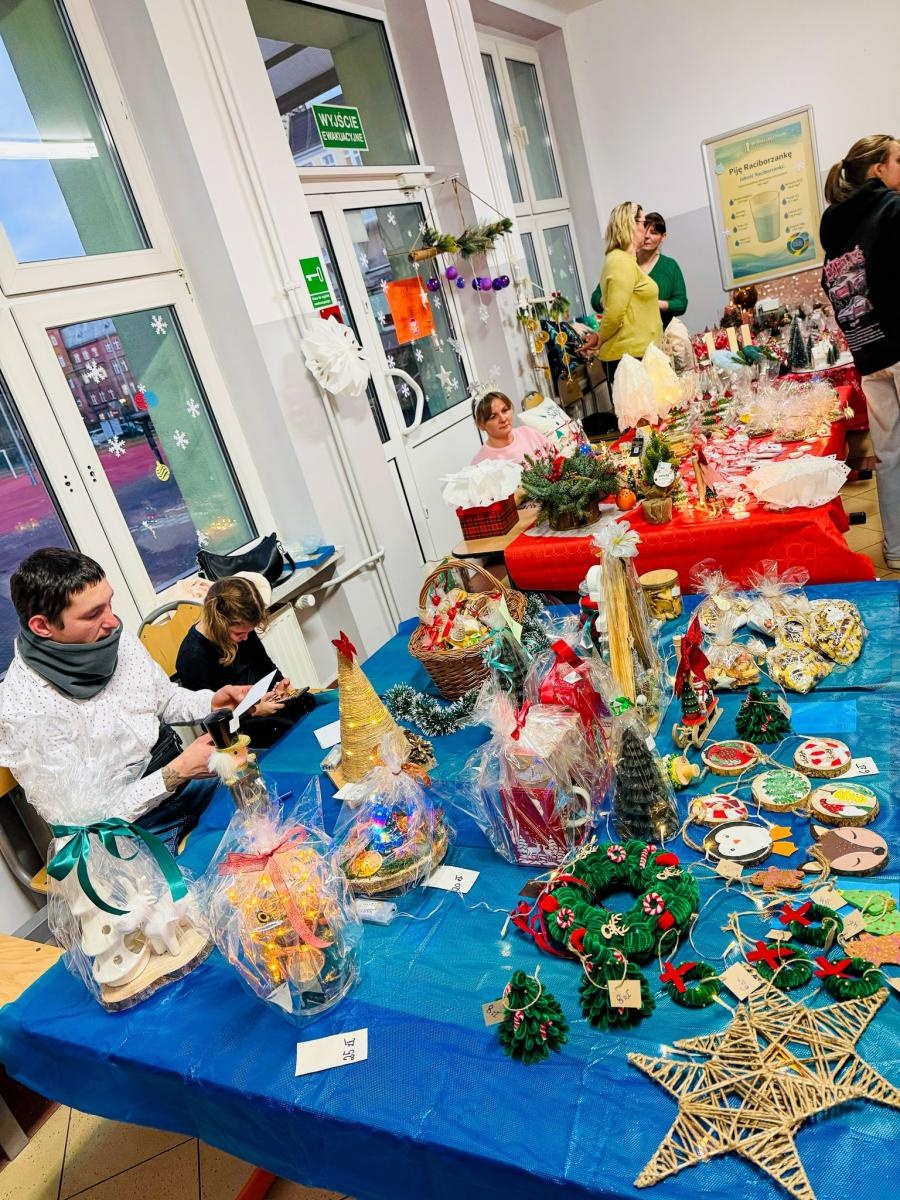 Zdjęcie w galerii na portalu naszraciborz.pl: Świąteczny Kiermasz w Szkole Podstawowej nr 13 [FOTO] wiadomości z regionu