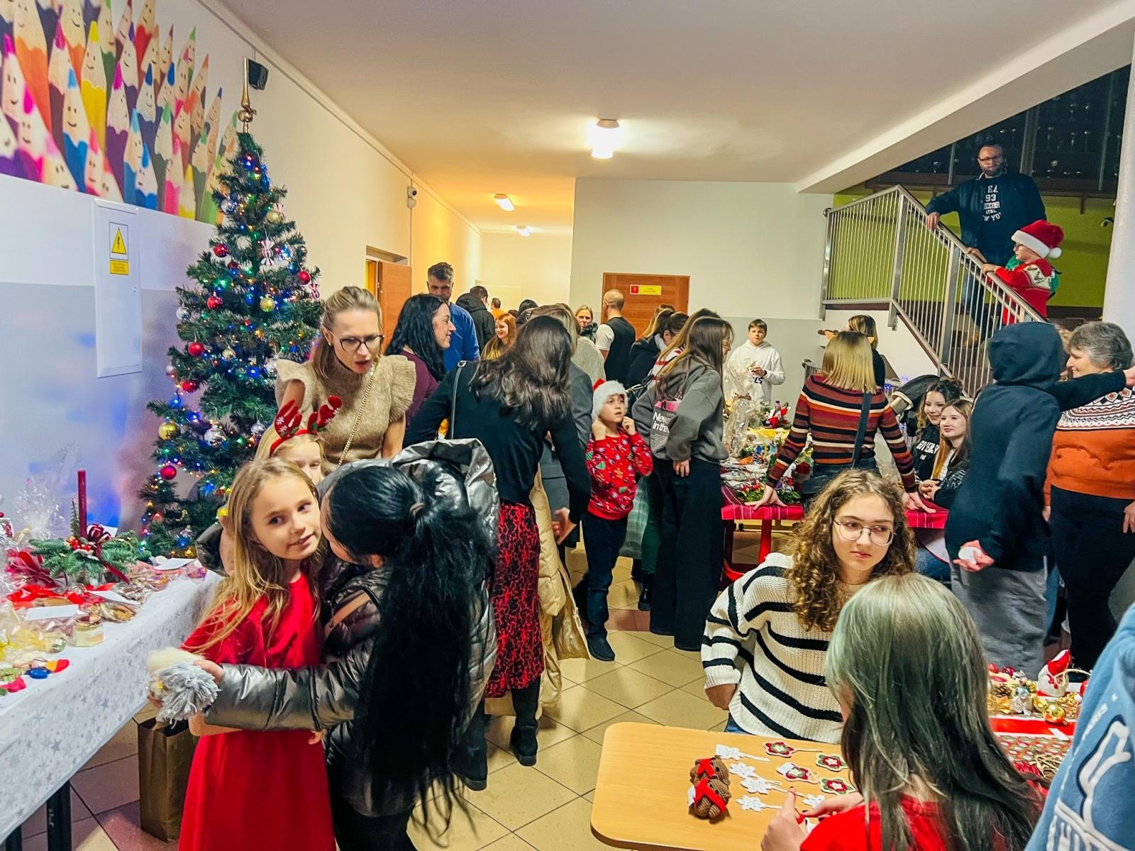Zdjęcie w galerii na portalu naszraciborz.pl: Świąteczny Kiermasz w Szkole Podstawowej nr 13 [FOTO] wiadomości z regionu