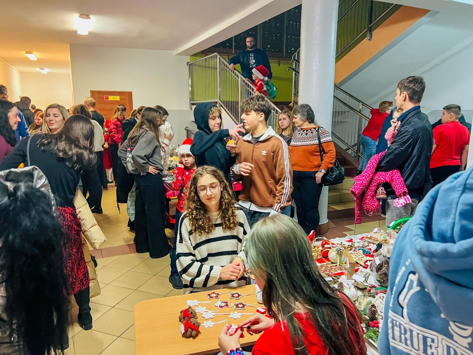 Zdjęcie w galerii na portalu naszraciborz.pl: Świąteczny Kiermasz w Szkole Podstawowej nr 13 [FOTO] wiadomości z regionu