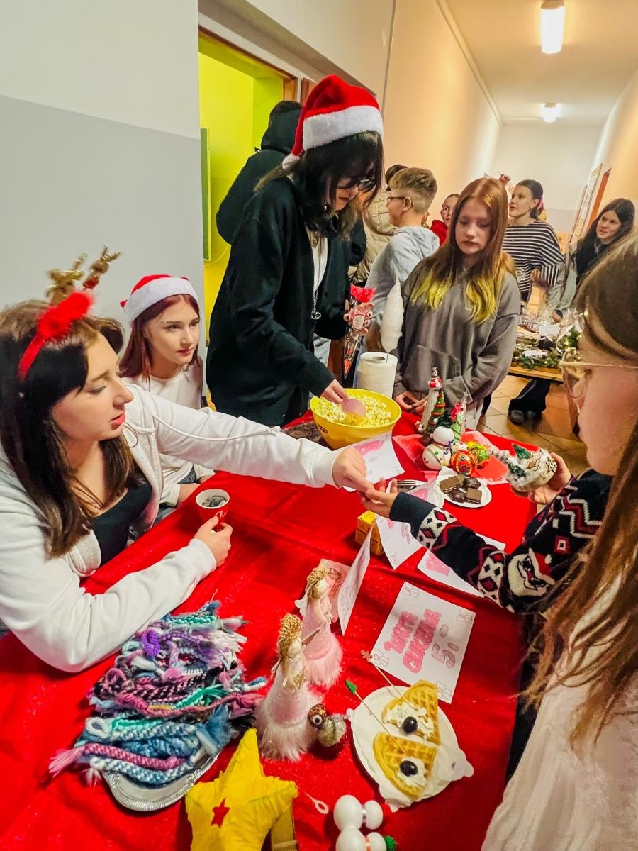 Zdjęcie w galerii na portalu naszraciborz.pl: Świąteczny Kiermasz w Szkole Podstawowej nr 13 [FOTO] wiadomości z regionu