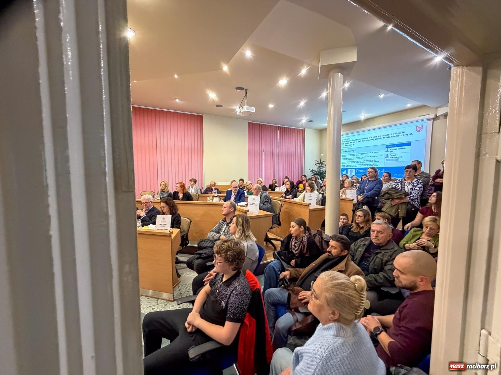Zdjęcie w galerii na portalu naszraciborz.pl: Polowy i Fita powiedzieli STOP. Zmiany w oświacie wstrzymane, sesja bez kworum wiadomości z regionu