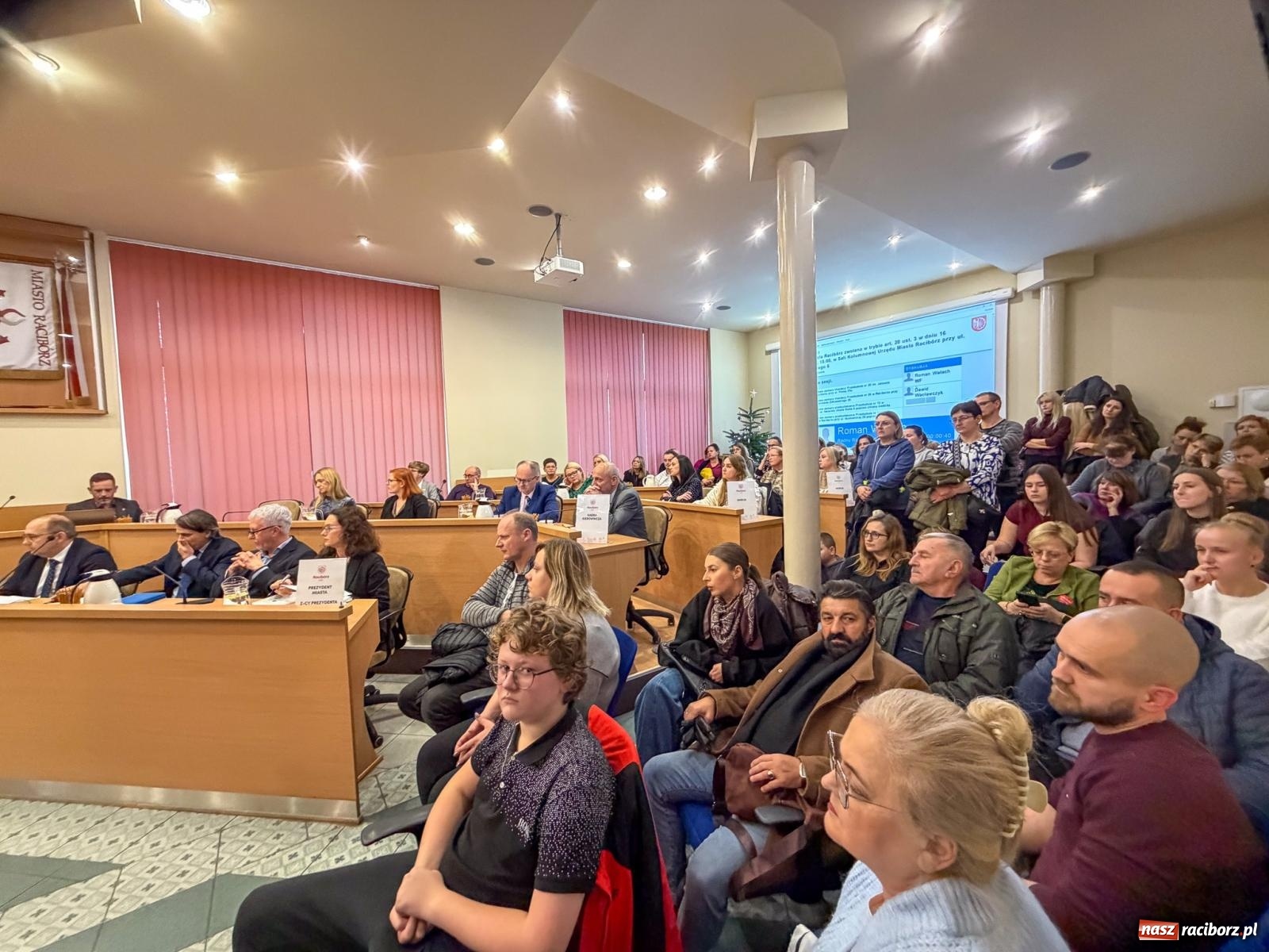 Zdjęcie w galerii na portalu naszraciborz.pl: Polowy i Fita powiedzieli STOP. Zmiany w oświacie wstrzymane, sesja bez kworum wiadomości z regionu