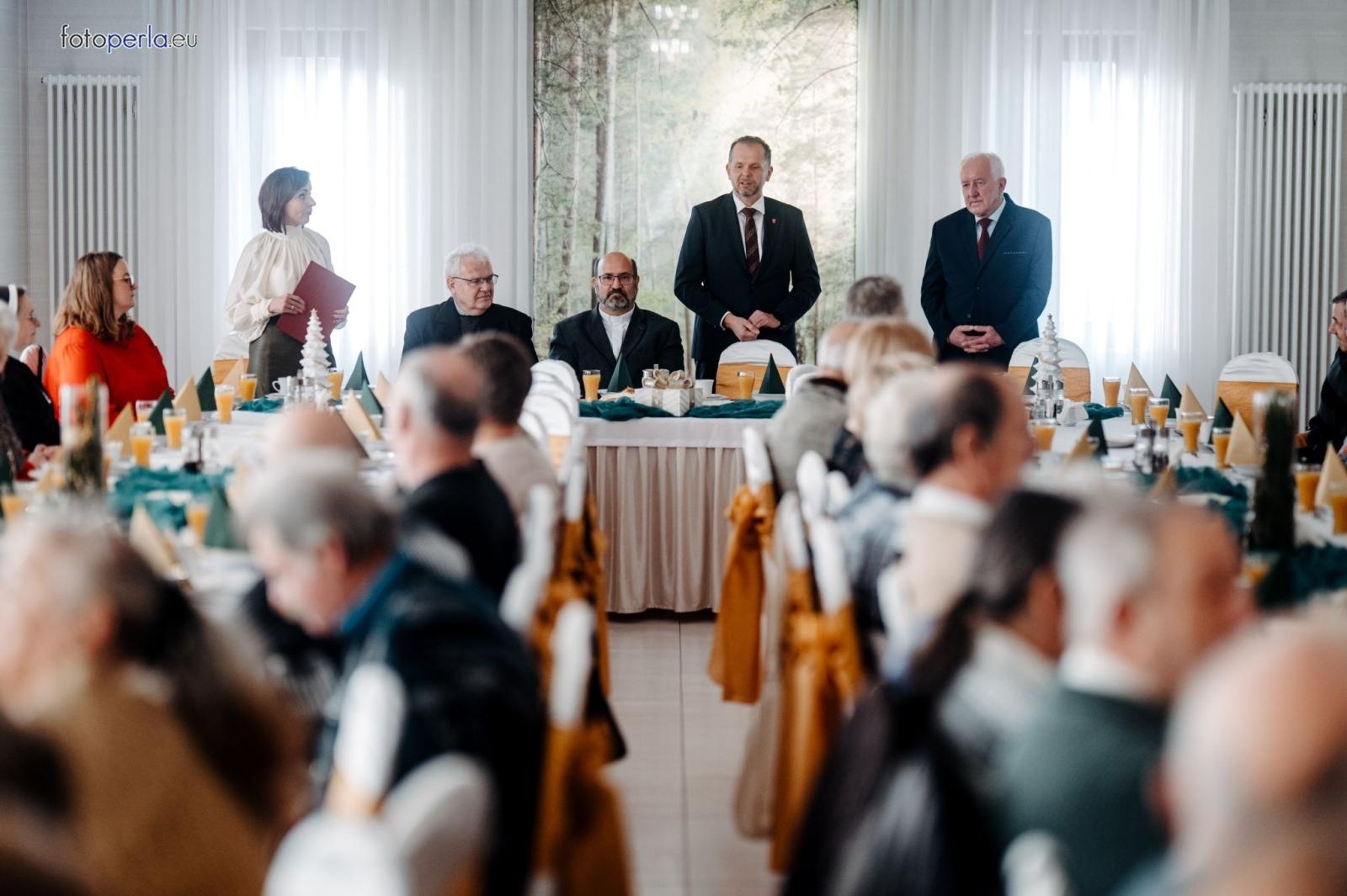 Zdjęcie w galerii na portalu naszraciborz.pl: Świąteczne spotkanie opłatkowe dla mieszkańców Gminy Krzanowice wiadomości z regionu