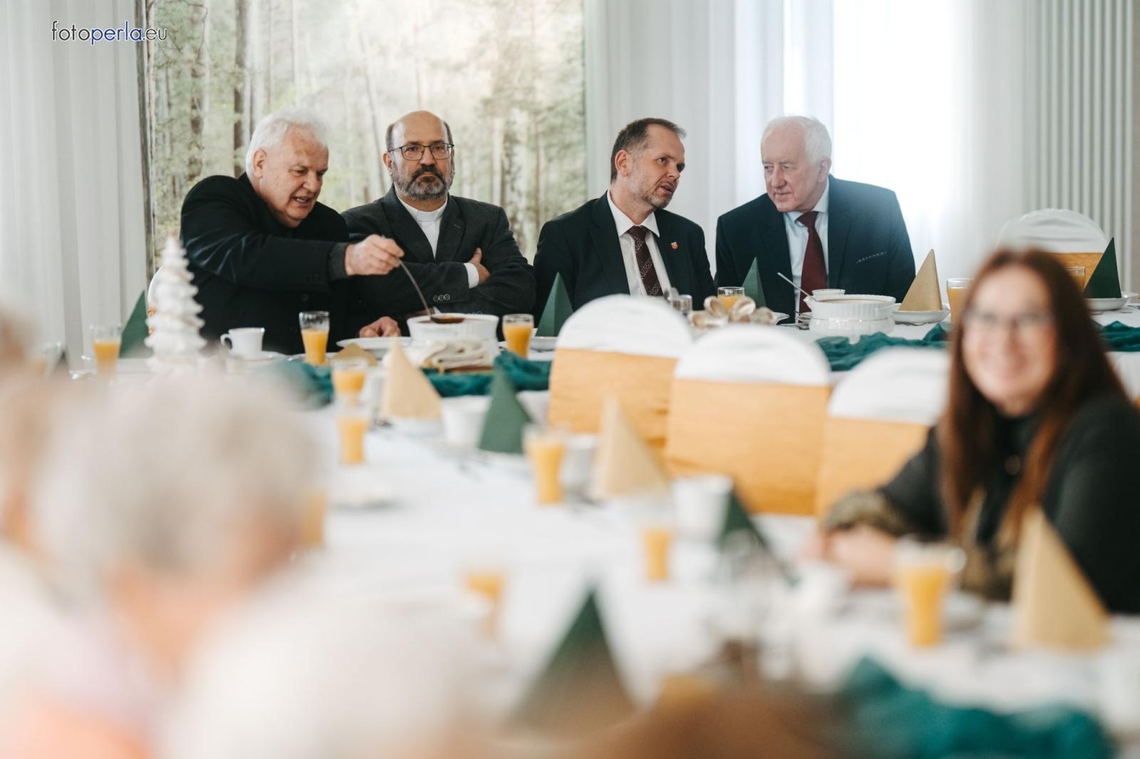 Zdjęcie w galerii na portalu naszraciborz.pl: Świąteczne spotkanie opłatkowe dla mieszkańców Gminy Krzanowice wiadomości z regionu