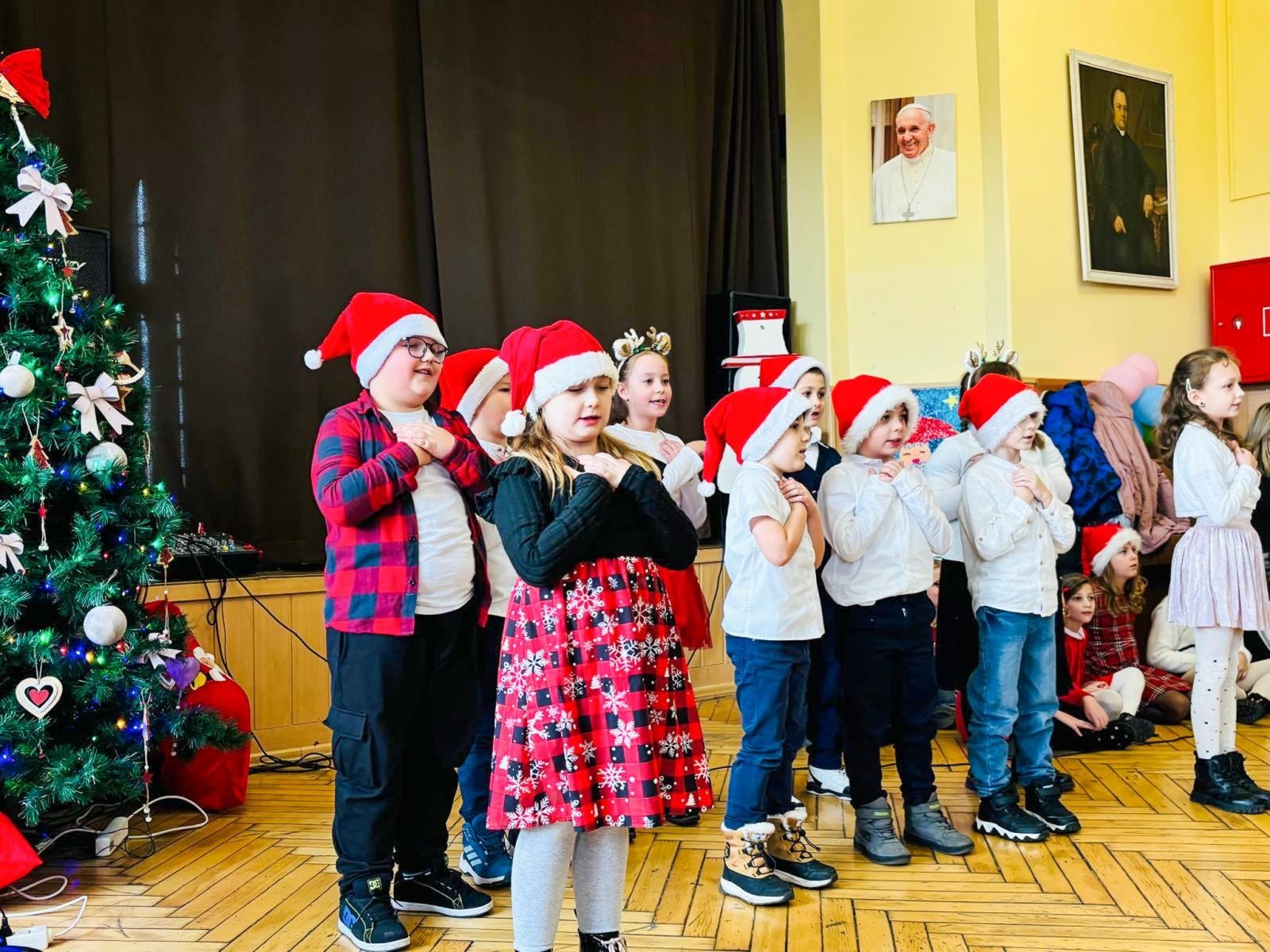 Zdjęcie w galerii na portalu naszraciborz.pl: Świąteczne spotkanie dzieci z SP 13 w Domu św. Notburgi wiadomości z regionu