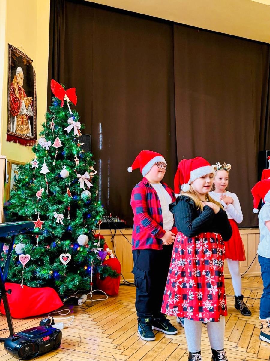 Zdjęcie w galerii na portalu naszraciborz.pl: Świąteczne spotkanie dzieci z SP 13 w Domu św. Notburgi wiadomości z regionu