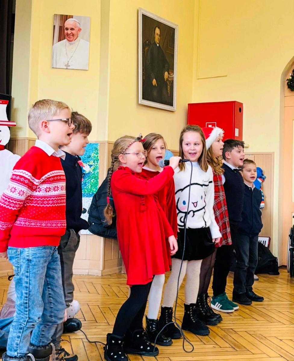 Zdjęcie w galerii na portalu naszraciborz.pl: Świąteczne spotkanie dzieci z SP 13 w Domu św. Notburgi wiadomości z regionu