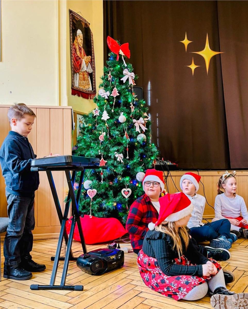 Zdjęcie w galerii na portalu naszraciborz.pl: Świąteczne spotkanie dzieci z SP 13 w Domu św. Notburgi wiadomości z regionu