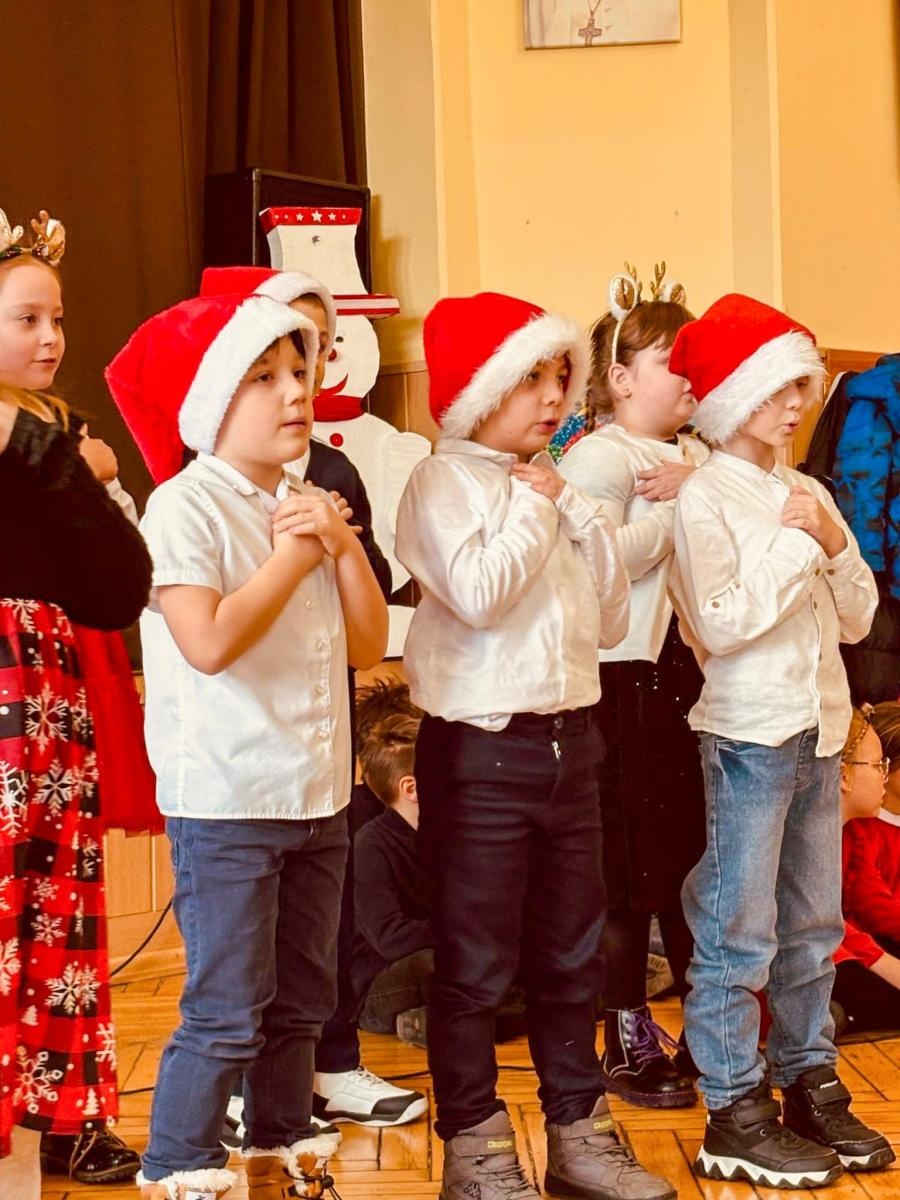 Zdjęcie w galerii na portalu naszraciborz.pl: Świąteczne spotkanie dzieci z SP 13 w Domu św. Notburgi wiadomości z regionu