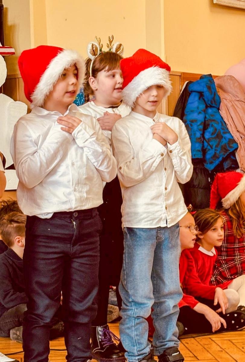 Zdjęcie w galerii na portalu naszraciborz.pl: Świąteczne spotkanie dzieci z SP 13 w Domu św. Notburgi wiadomości z regionu