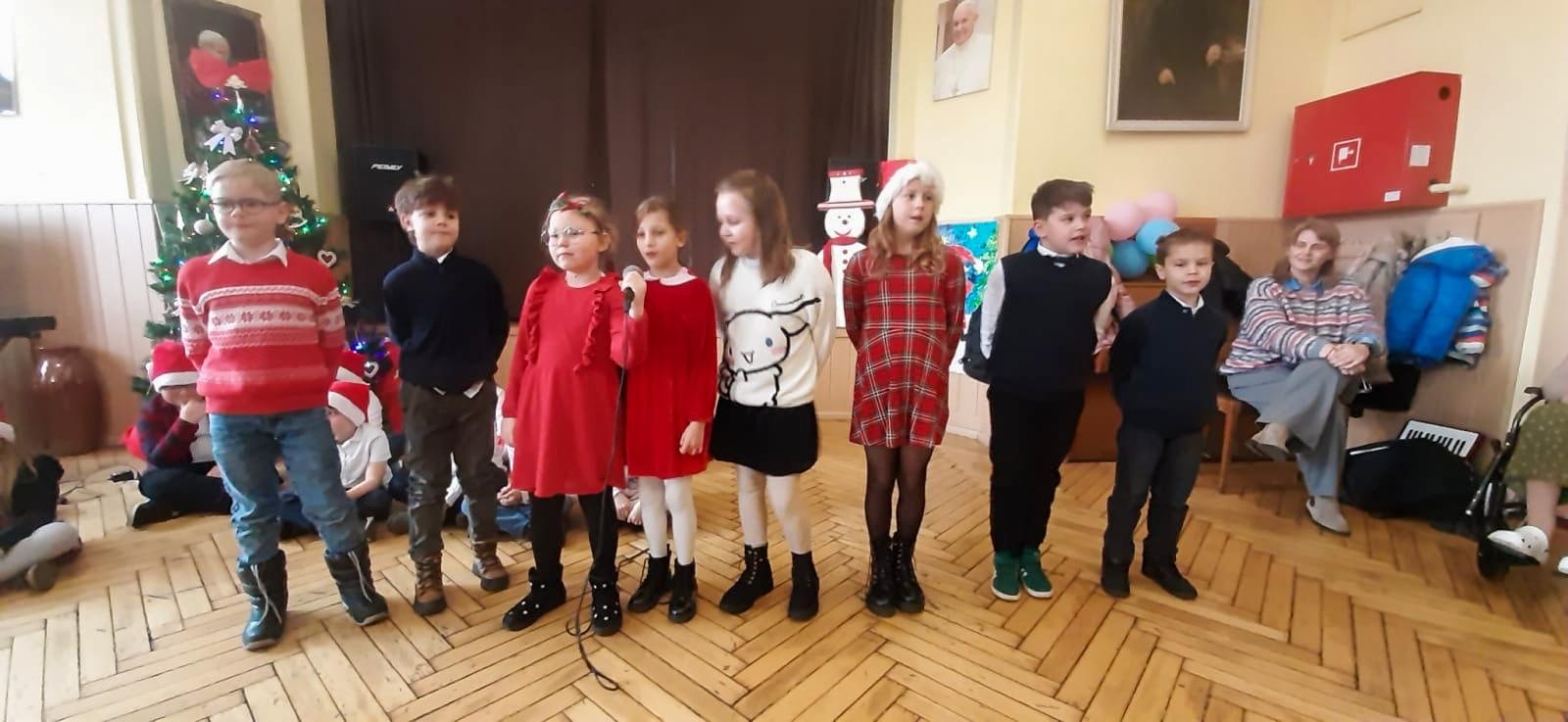 Zdjęcie w galerii na portalu naszraciborz.pl: Świąteczne spotkanie dzieci z SP 13 w Domu św. Notburgi wiadomości z regionu