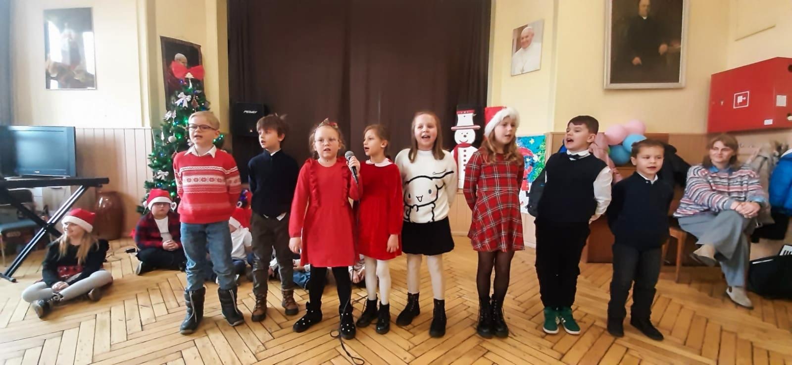 Zdjęcie w galerii na portalu naszraciborz.pl: Świąteczne spotkanie dzieci z SP 13 w Domu św. Notburgi wiadomości z regionu