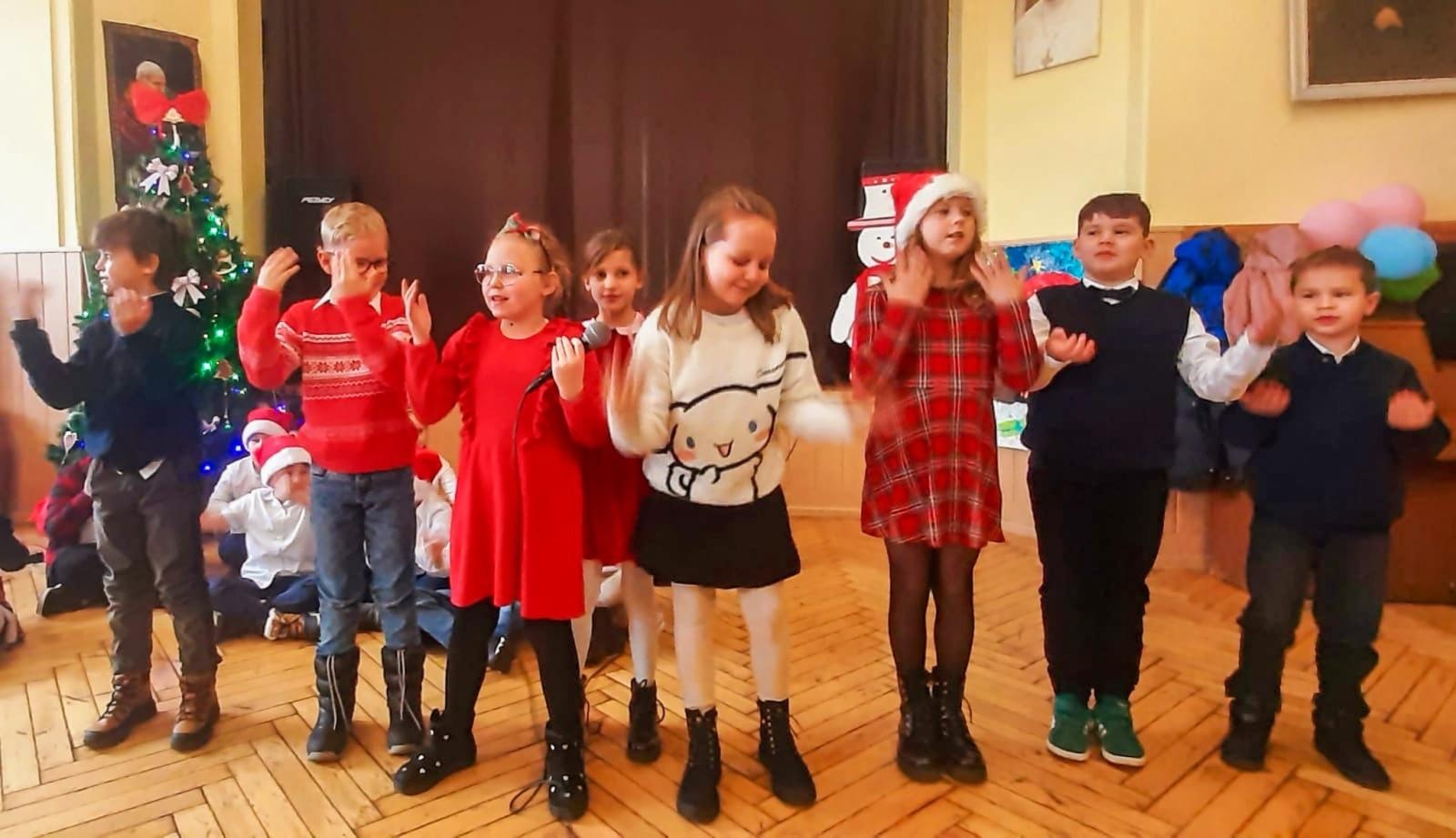 Zdjęcie w galerii na portalu naszraciborz.pl: Świąteczne spotkanie dzieci z SP 13 w Domu św. Notburgi wiadomości z regionu