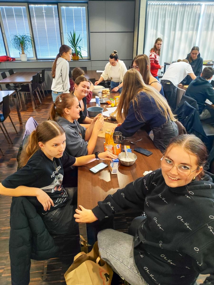 Zdjęcie w galerii na portalu naszraciborz.pl: Polsko-niemiecka wymiana młodzieży w świątecznej atmosferze – uczniowie SP18 z wizytą w Roth wiadomości z regionu