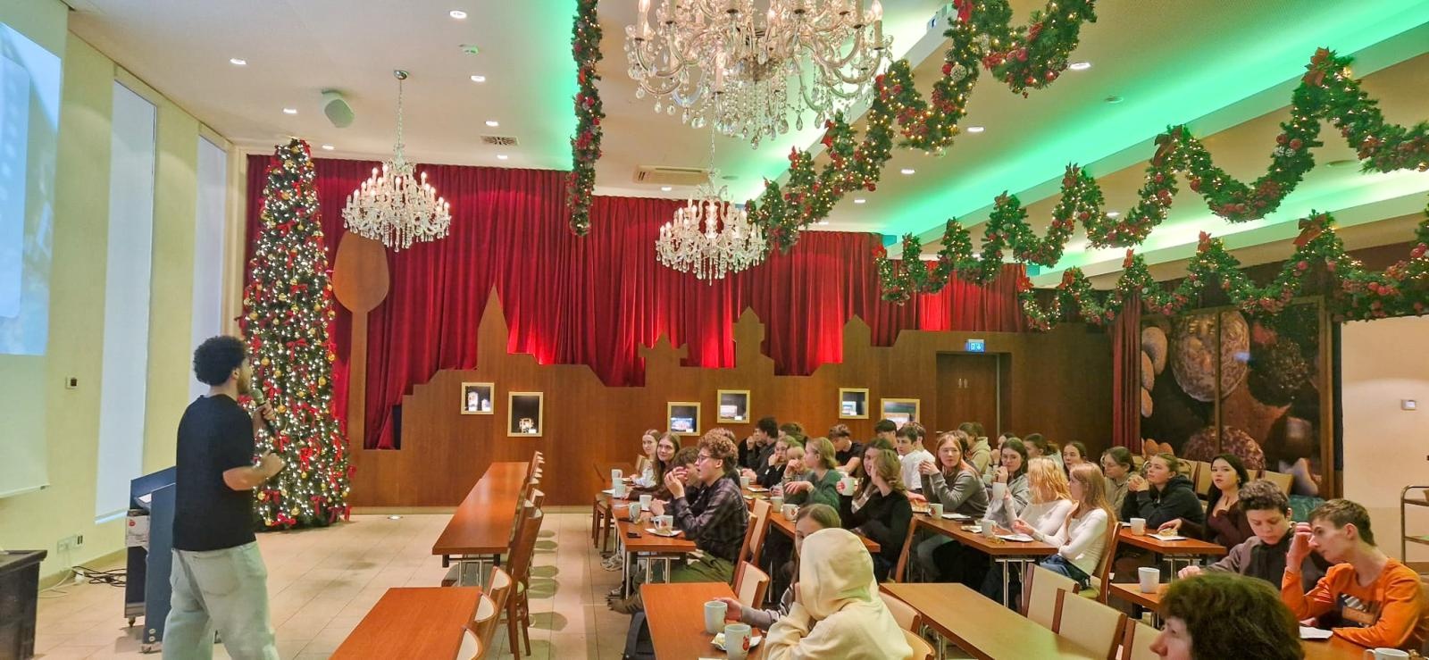 Zdjęcie w galerii na portalu naszraciborz.pl: Polsko-niemiecka wymiana młodzieży w świątecznej atmosferze – uczniowie SP18 z wizytą w Roth wiadomości z regionu