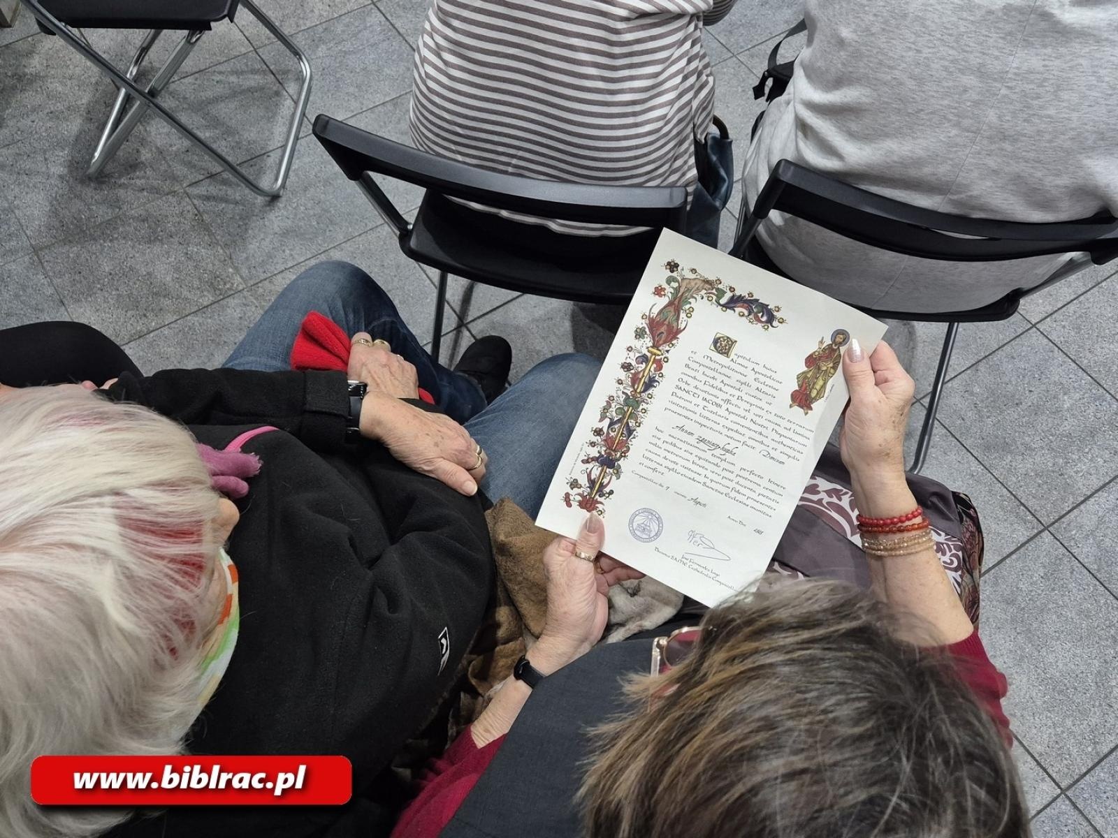 Zdjęcie w galerii na portalu naszraciborz.pl: Klub Przyjaciół Biblioteki na Ostrogu w drodze do Santiago de Compostela wiadomości z regionu