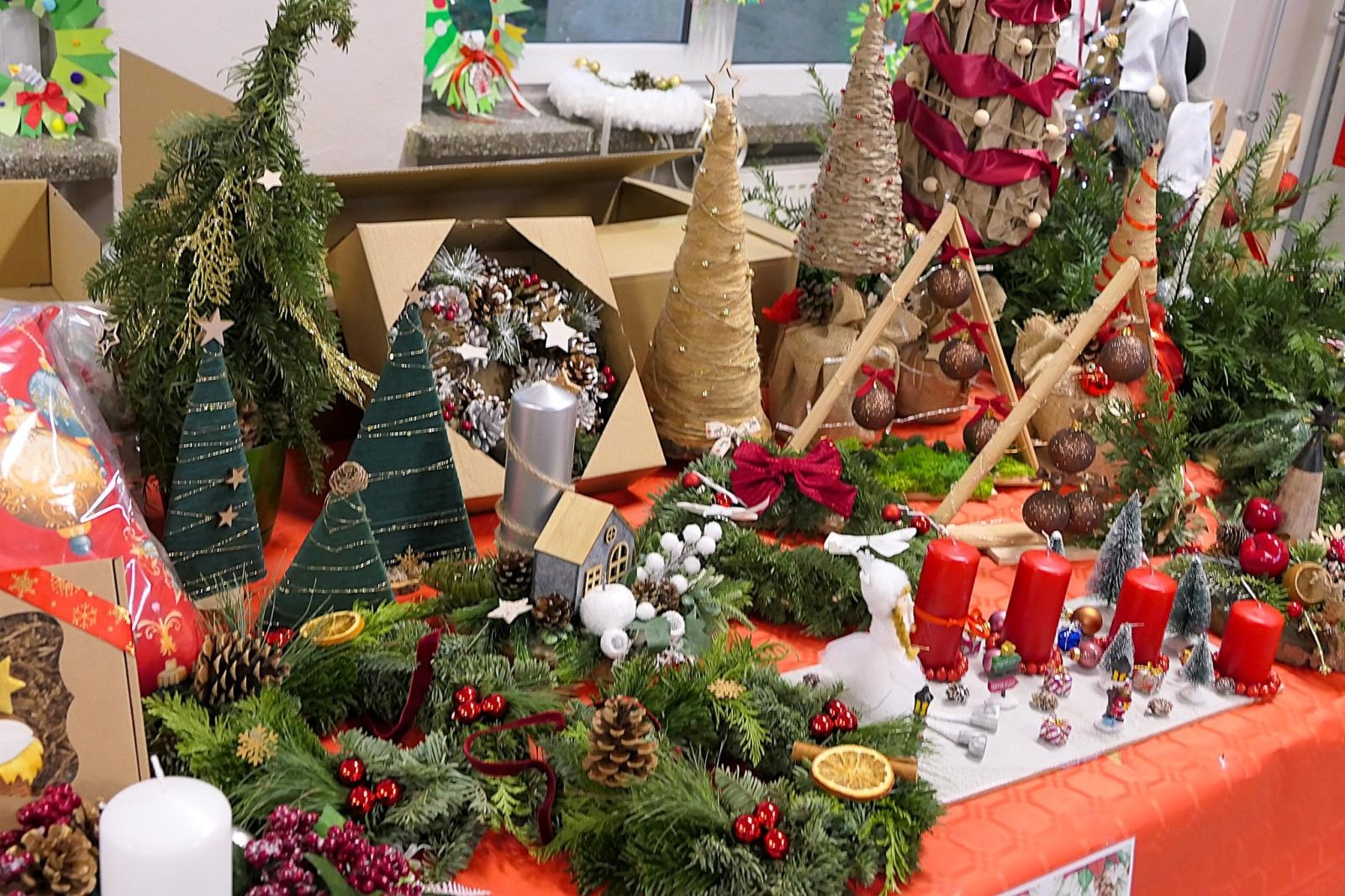 Zdjęcie w galerii na portalu naszraciborz.pl: Jasełka i Kiermasz Świąteczny w Szkole Podstawowej nr 4 – magiczny czas wspólnego świętowania wiadomości z regionu