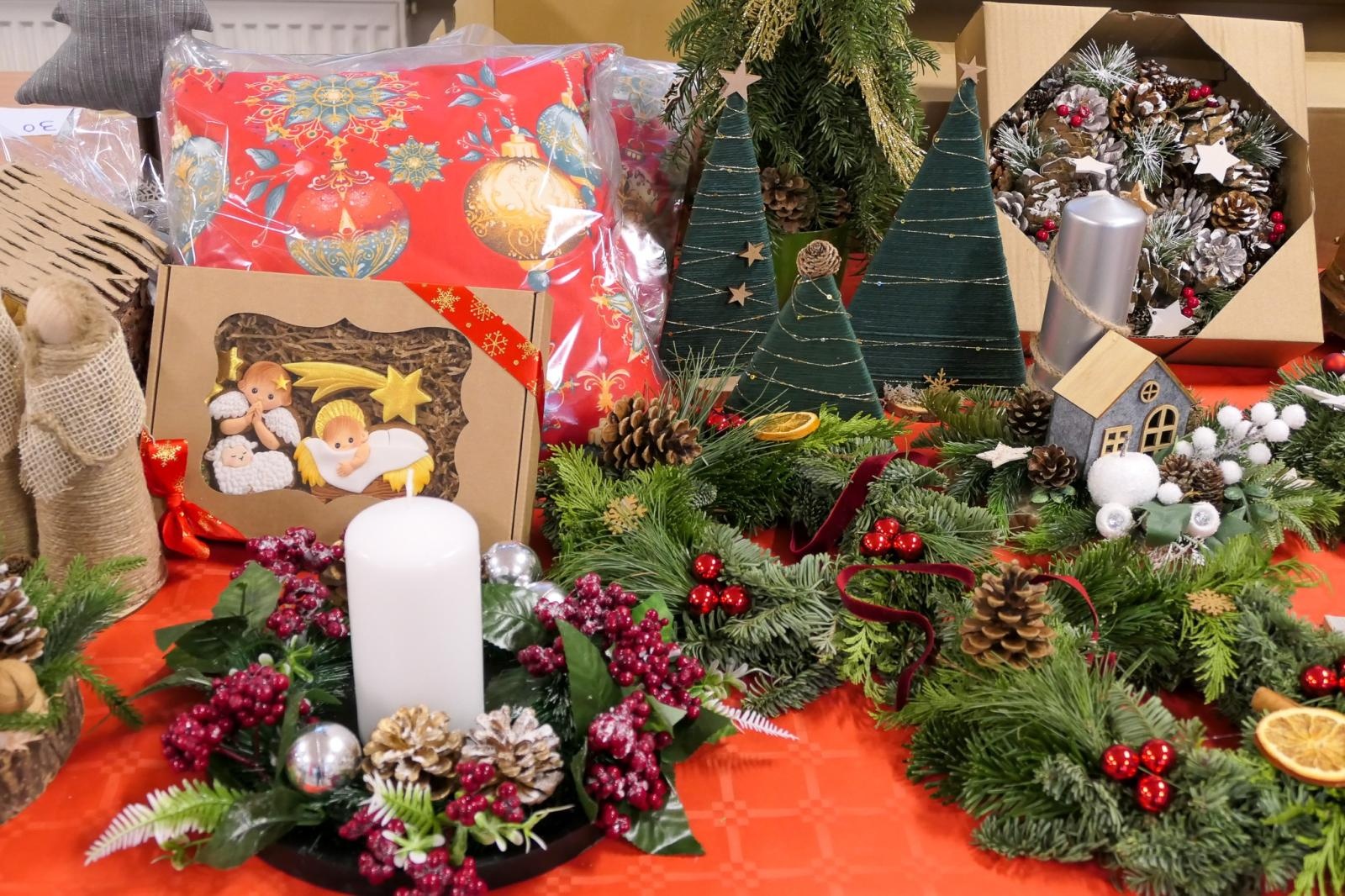 Zdjęcie w galerii na portalu naszraciborz.pl: Jasełka i Kiermasz Świąteczny w Szkole Podstawowej nr 4 – magiczny czas wspólnego świętowania wiadomości z regionu