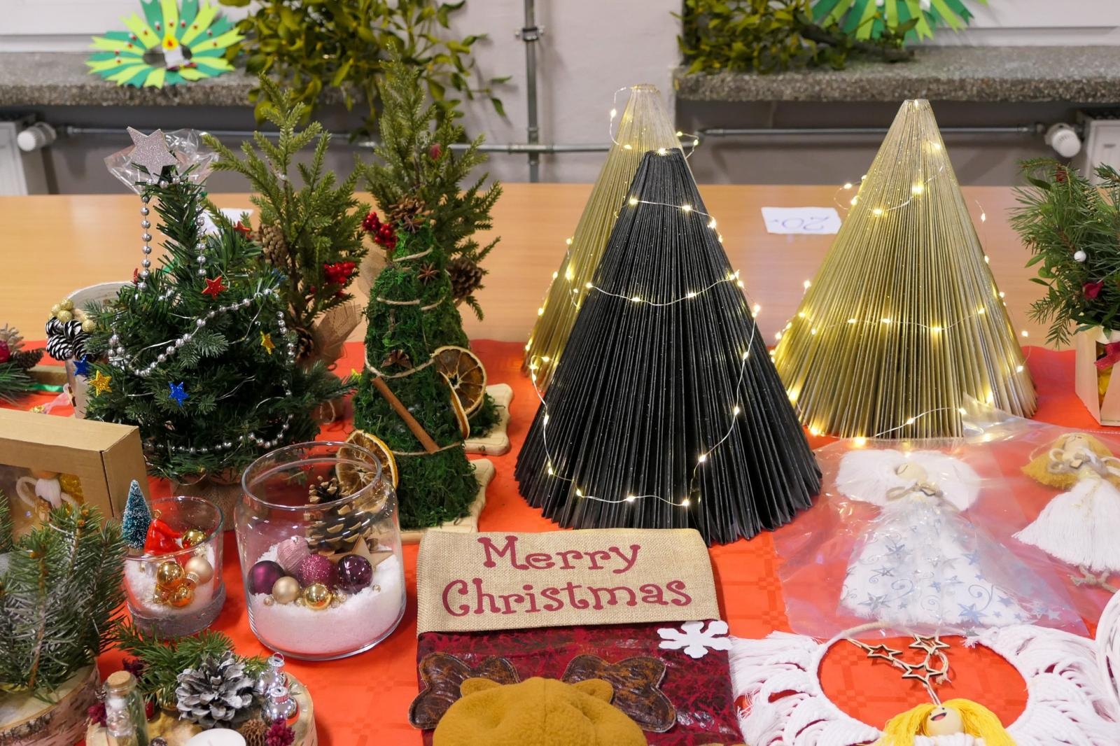 Zdjęcie w galerii na portalu naszraciborz.pl: Jasełka i Kiermasz Świąteczny w Szkole Podstawowej nr 4 – magiczny czas wspólnego świętowania wiadomości z regionu