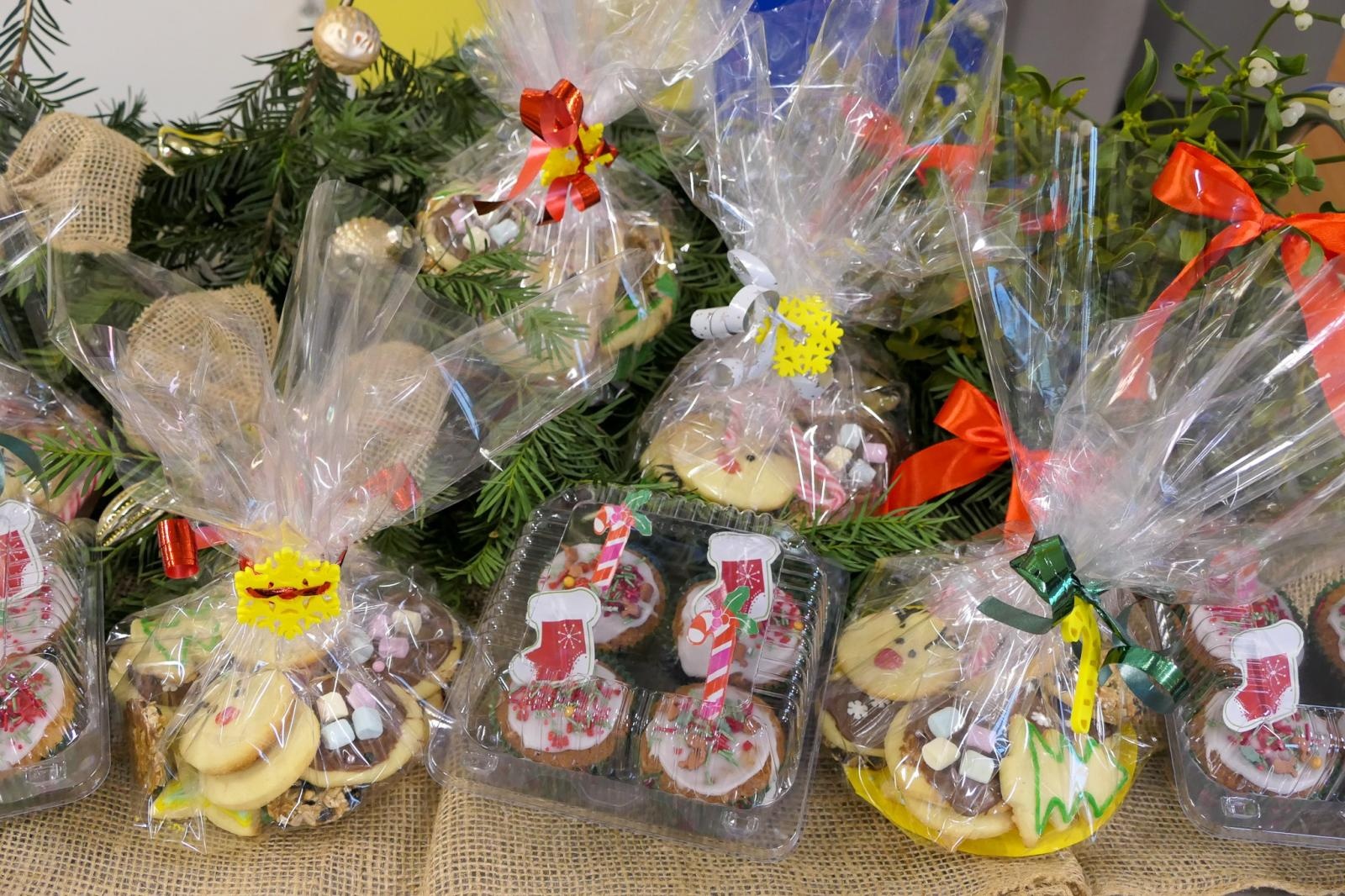 Zdjęcie w galerii na portalu naszraciborz.pl: Jasełka i Kiermasz Świąteczny w Szkole Podstawowej nr 4 – magiczny czas wspólnego świętowania wiadomości z regionu