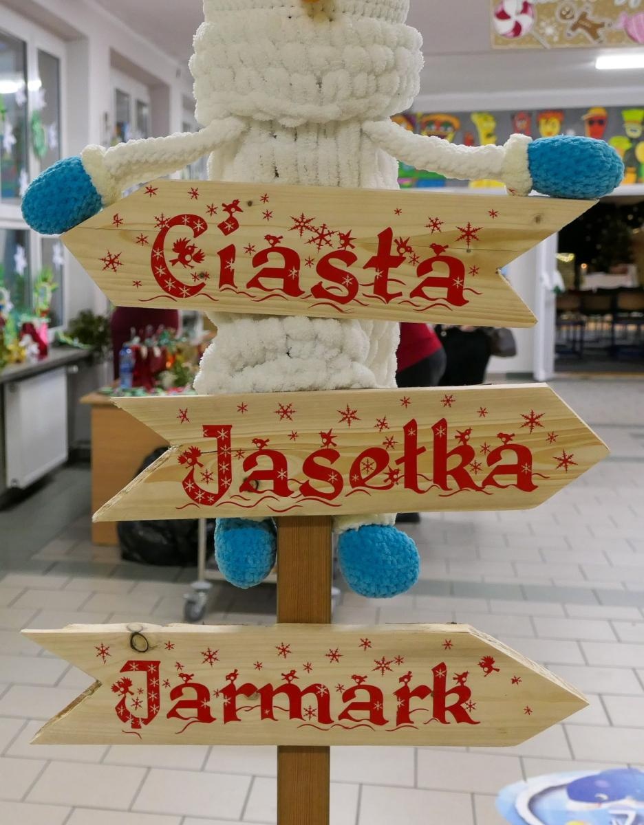 Zdjęcie w galerii na portalu naszraciborz.pl: Jasełka i Kiermasz Świąteczny w Szkole Podstawowej nr 4 – magiczny czas wspólnego świętowania wiadomości z regionu