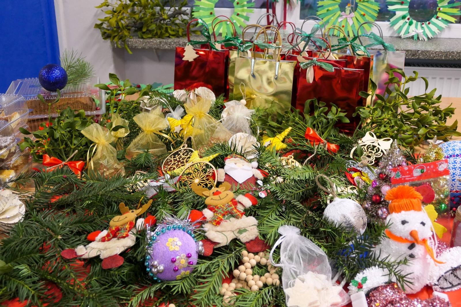 Zdjęcie w galerii na portalu naszraciborz.pl: Jasełka i Kiermasz Świąteczny w Szkole Podstawowej nr 4 – magiczny czas wspólnego świętowania wiadomości z regionu