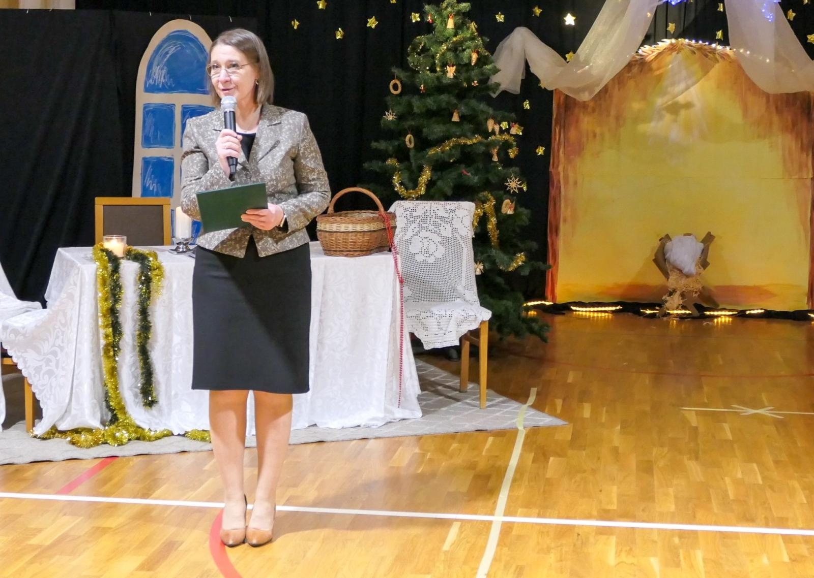 Zdjęcie w galerii na portalu naszraciborz.pl: Jasełka i Kiermasz Świąteczny w Szkole Podstawowej nr 4 – magiczny czas wspólnego świętowania wiadomości z regionu