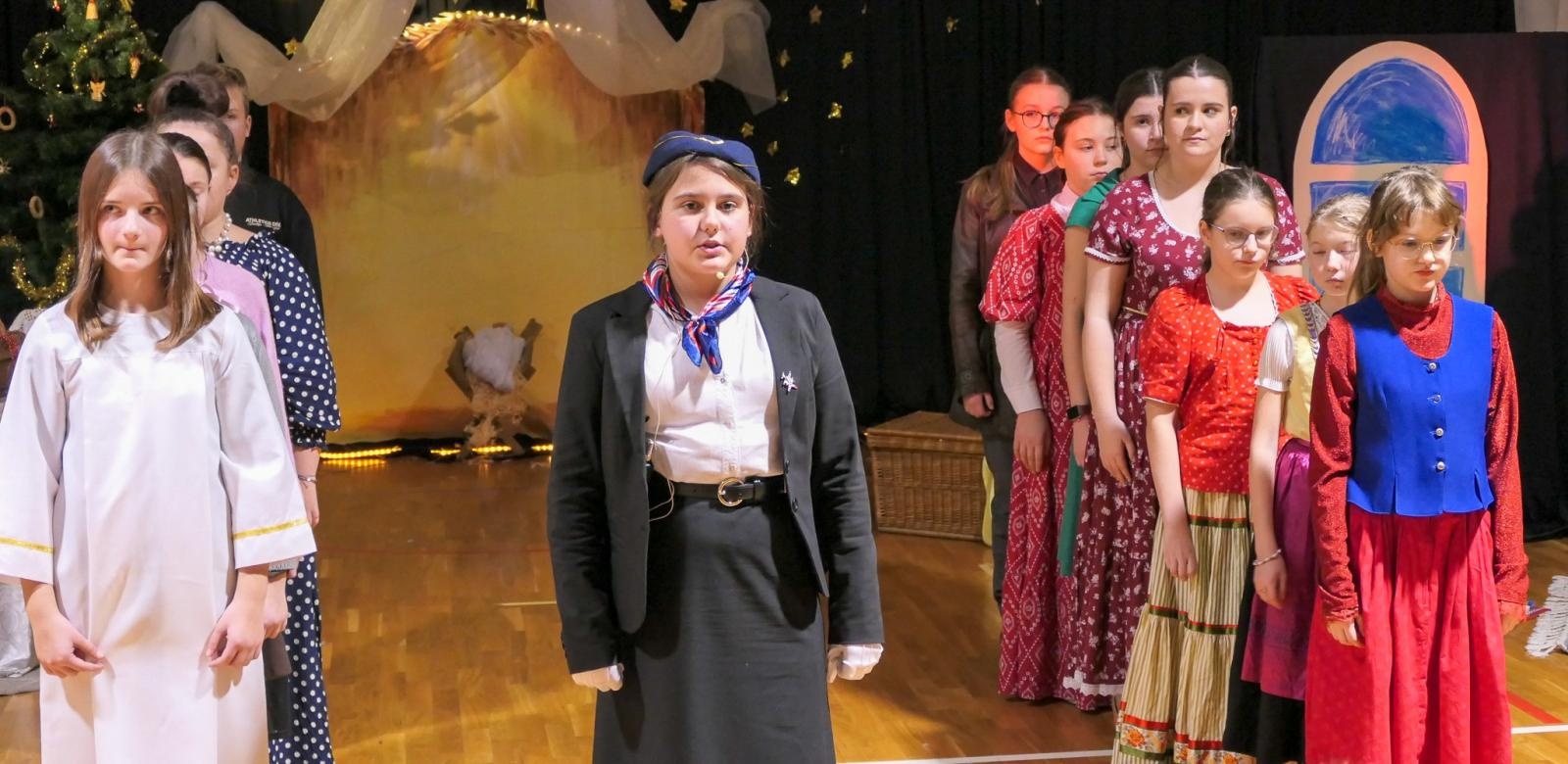 Zdjęcie w galerii na portalu naszraciborz.pl: Jasełka i Kiermasz Świąteczny w Szkole Podstawowej nr 4 – magiczny czas wspólnego świętowania wiadomości z regionu