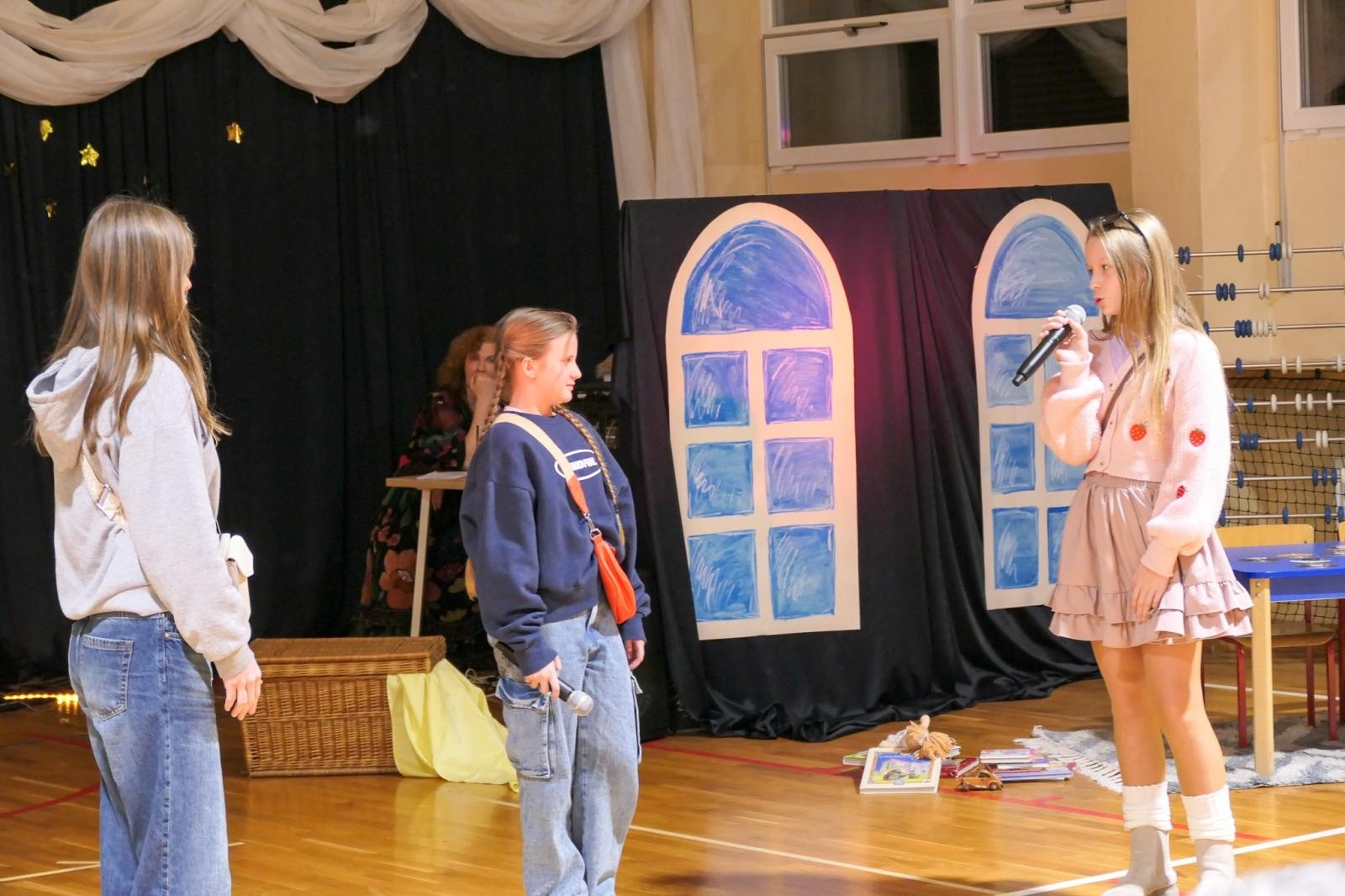 Zdjęcie w galerii na portalu naszraciborz.pl: Jasełka i Kiermasz Świąteczny w Szkole Podstawowej nr 4 – magiczny czas wspólnego świętowania wiadomości z regionu