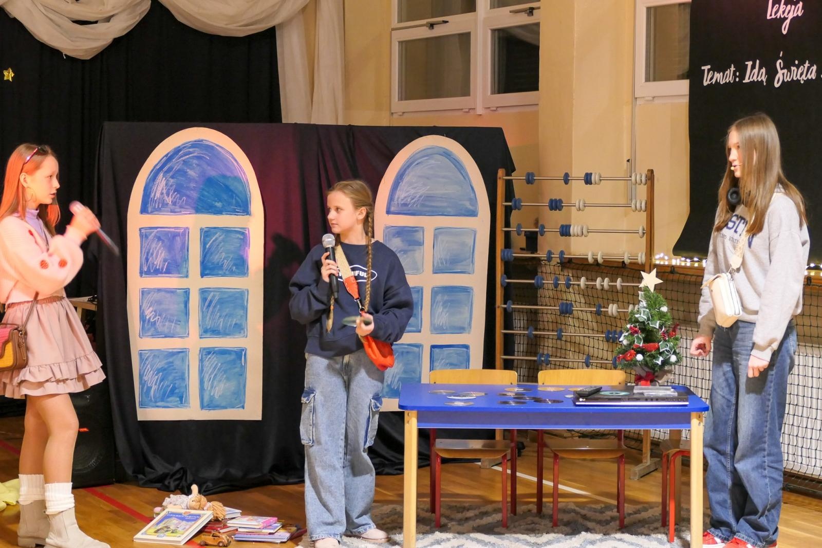 Zdjęcie w galerii na portalu naszraciborz.pl: Jasełka i Kiermasz Świąteczny w Szkole Podstawowej nr 4 – magiczny czas wspólnego świętowania wiadomości z regionu