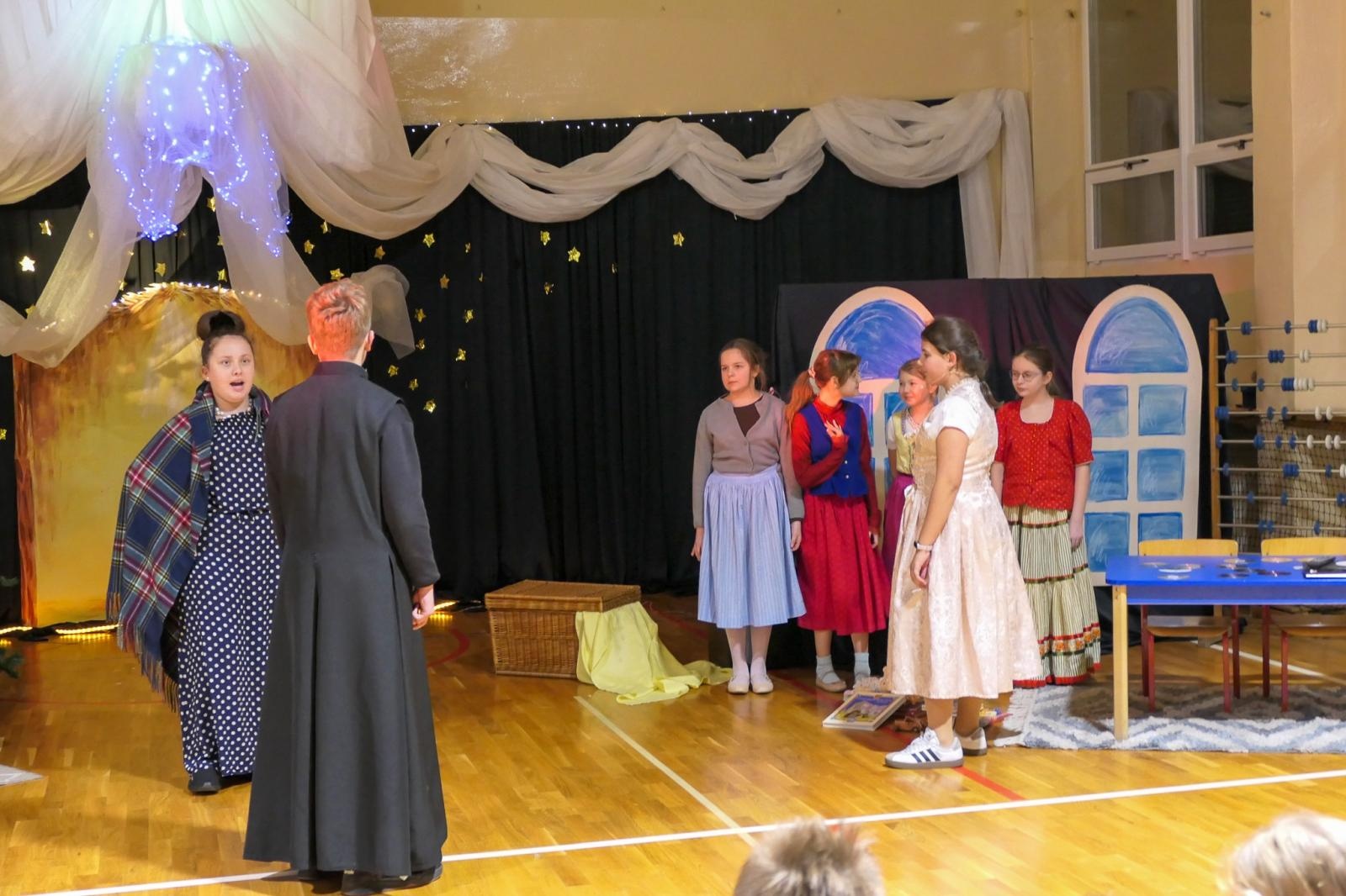 Zdjęcie w galerii na portalu naszraciborz.pl: Jasełka i Kiermasz Świąteczny w Szkole Podstawowej nr 4 – magiczny czas wspólnego świętowania wiadomości z regionu