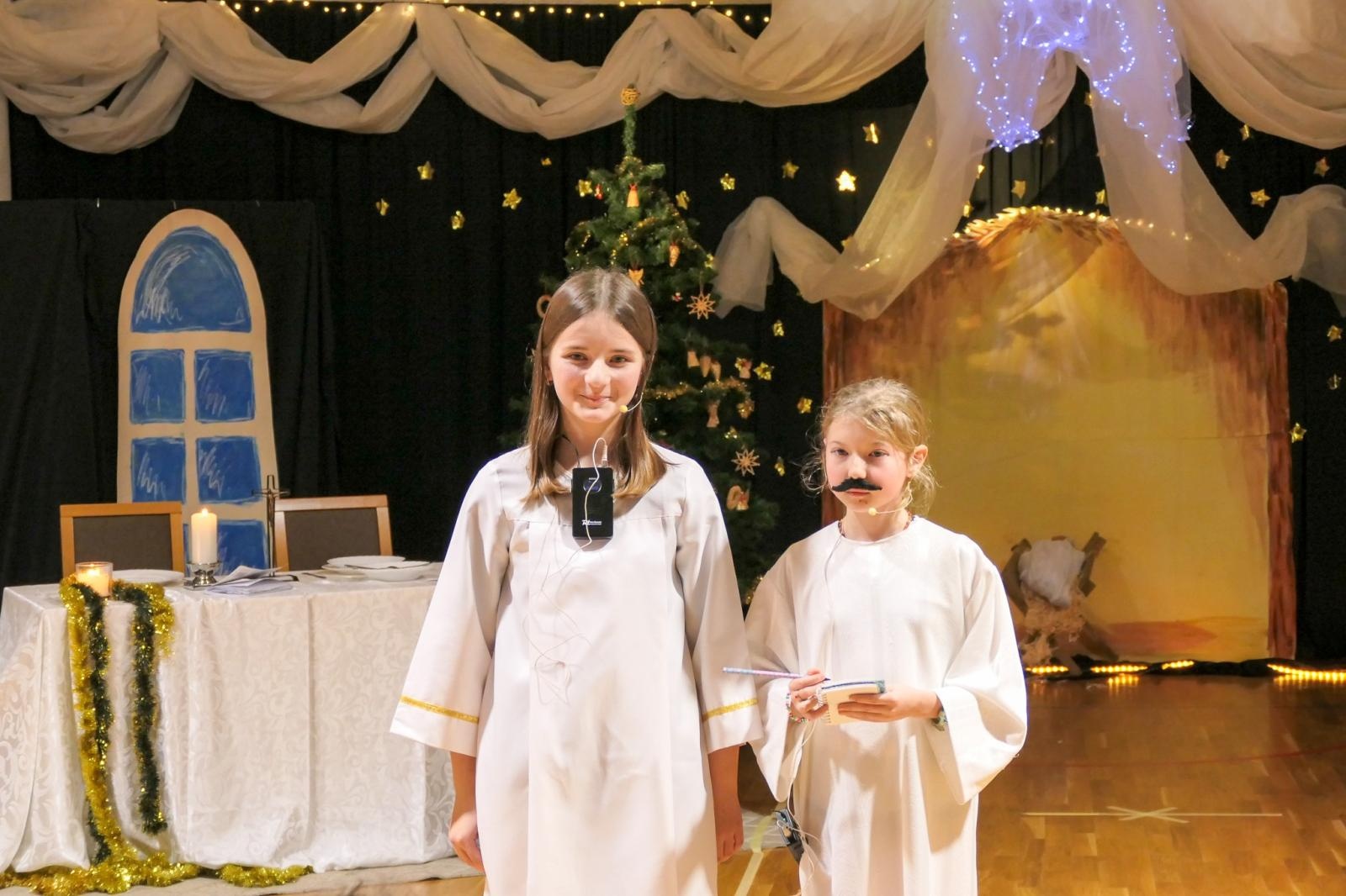 Zdjęcie w galerii na portalu naszraciborz.pl: Jasełka i Kiermasz Świąteczny w Szkole Podstawowej nr 4 – magiczny czas wspólnego świętowania wiadomości z regionu