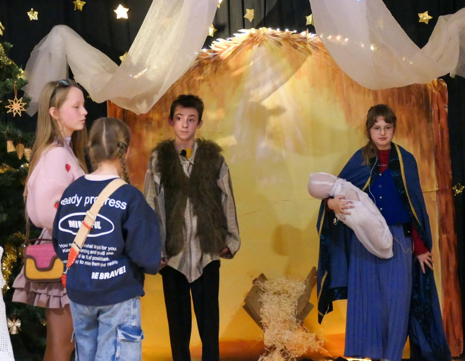 Zdjęcie w galerii na portalu naszraciborz.pl: Jasełka i Kiermasz Świąteczny w Szkole Podstawowej nr 4 – magiczny czas wspólnego świętowania wiadomości z regionu