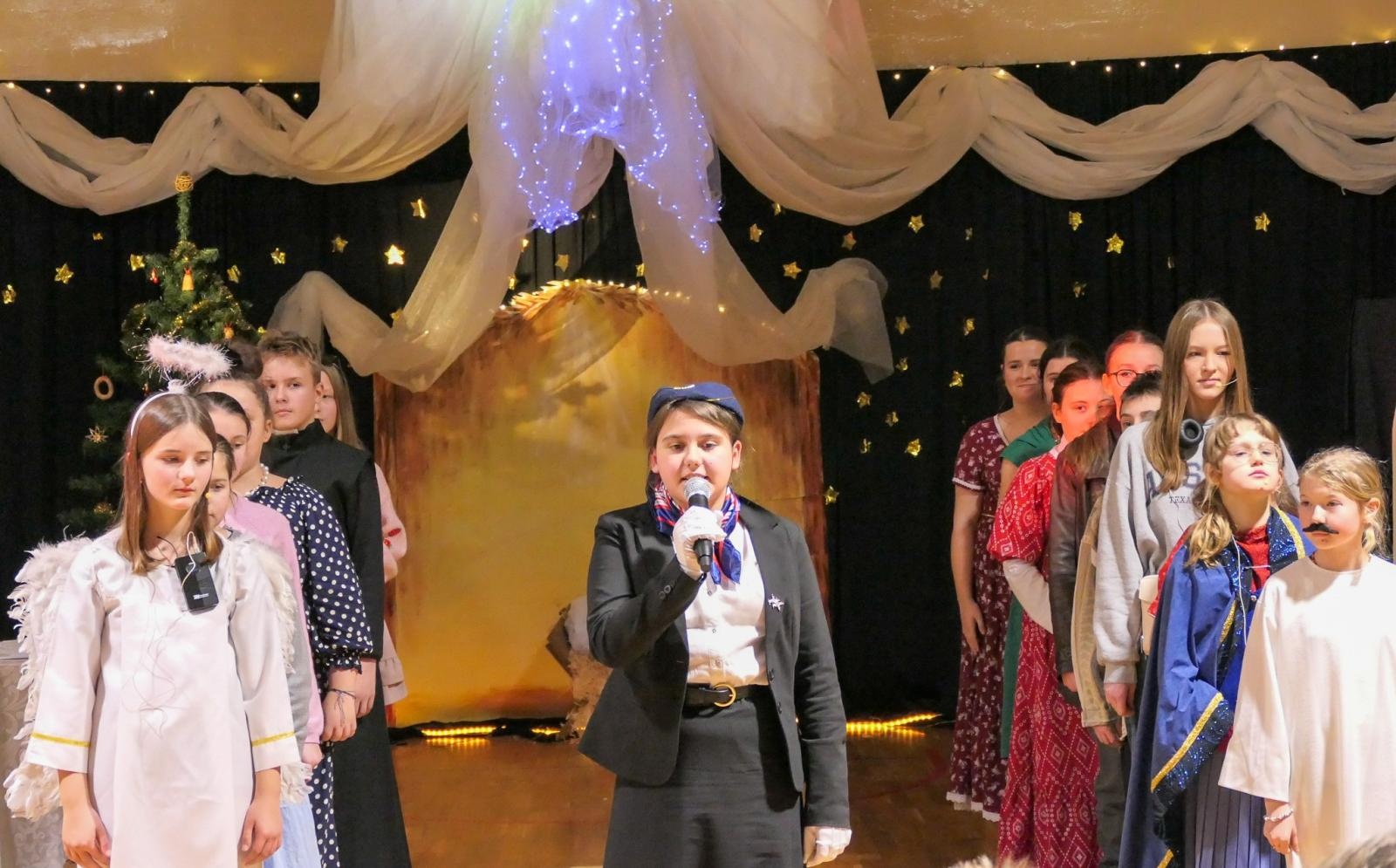 Zdjęcie w galerii na portalu naszraciborz.pl: Jasełka i Kiermasz Świąteczny w Szkole Podstawowej nr 4 – magiczny czas wspólnego świętowania wiadomości z regionu