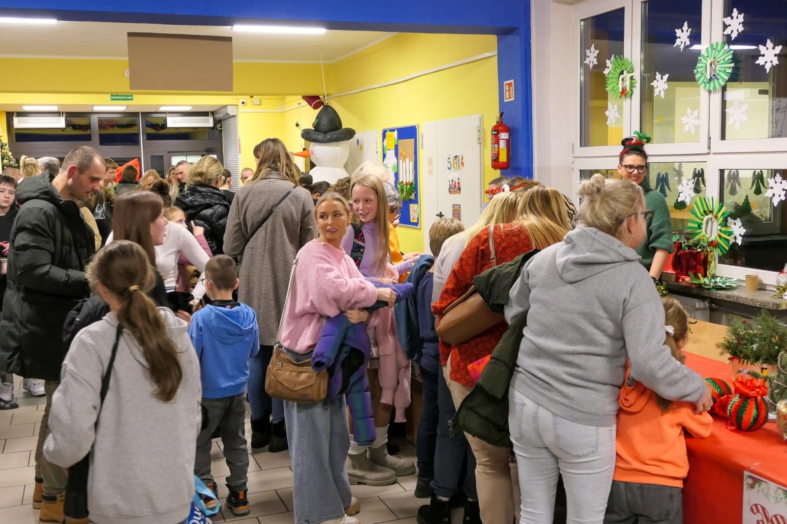 Zdjęcie w galerii na portalu naszraciborz.pl: Jasełka i Kiermasz Świąteczny w Szkole Podstawowej nr 4 – magiczny czas wspólnego świętowania wiadomości z regionu