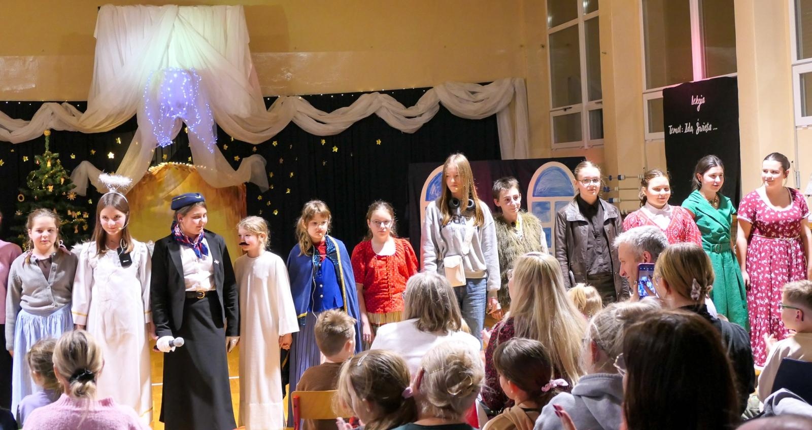 Zdjęcie w galerii na portalu naszraciborz.pl: Jasełka i Kiermasz Świąteczny w Szkole Podstawowej nr 4 – magiczny czas wspólnego świętowania wiadomości z regionu