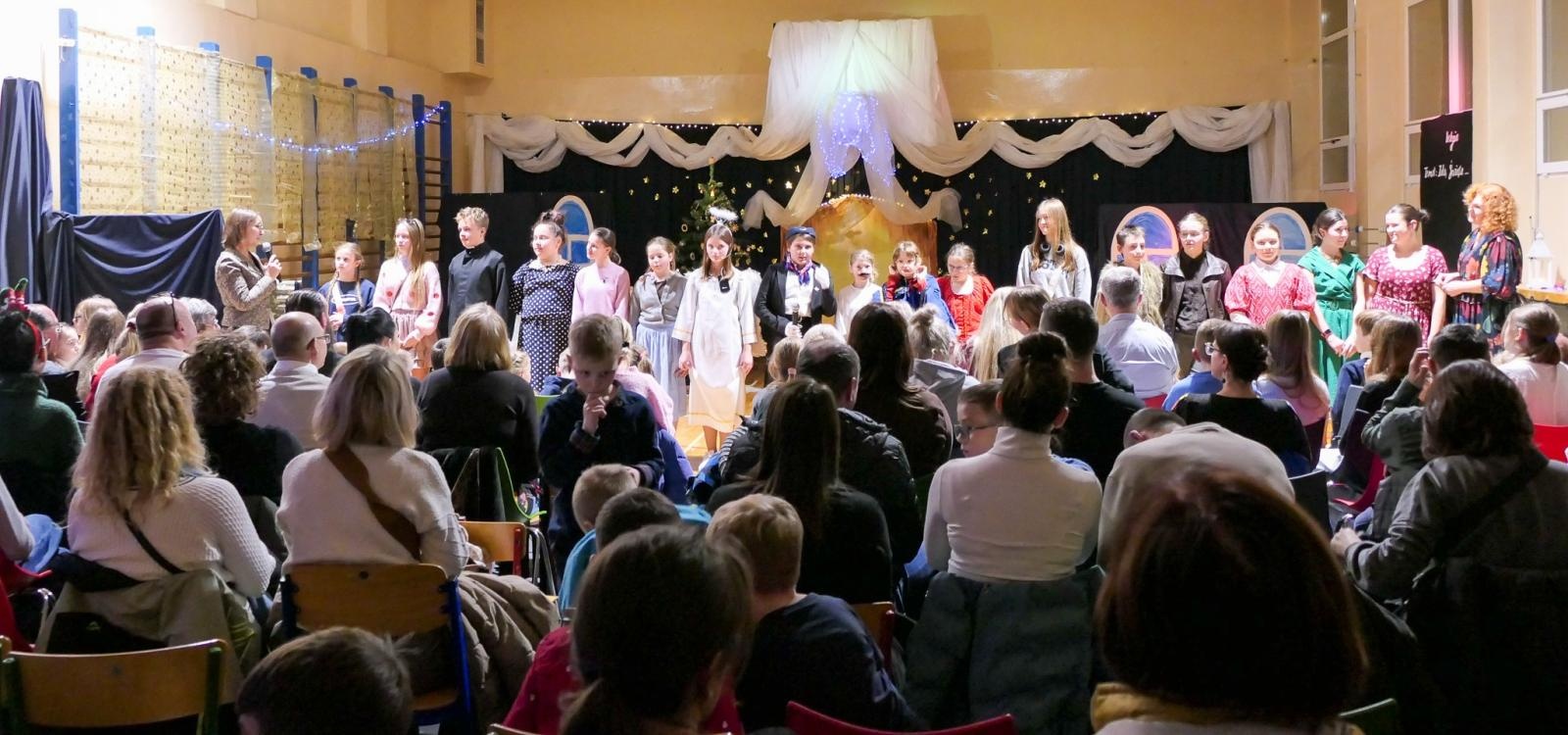 Zdjęcie w galerii na portalu naszraciborz.pl: Jasełka i Kiermasz Świąteczny w Szkole Podstawowej nr 4 – magiczny czas wspólnego świętowania wiadomości z regionu