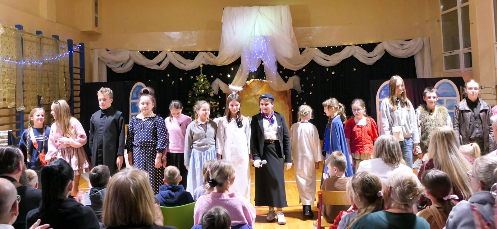 Zdjęcie w galerii na portalu naszraciborz.pl: Jasełka i Kiermasz Świąteczny w Szkole Podstawowej nr 4 – magiczny czas wspólnego świętowania wiadomości z regionu