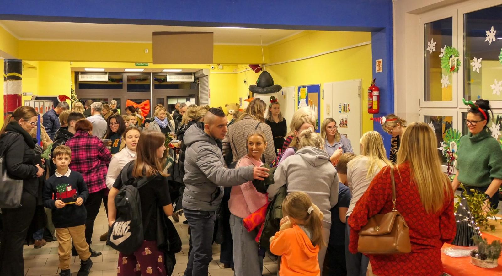 Zdjęcie w galerii na portalu naszraciborz.pl: Jasełka i Kiermasz Świąteczny w Szkole Podstawowej nr 4 – magiczny czas wspólnego świętowania wiadomości z regionu