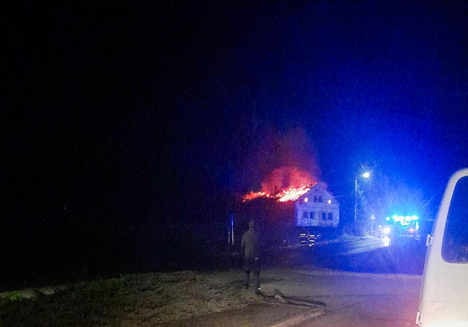 Zdjęcie w galerii na portalu naszraciborz.pl: Pożar domu w Makowie. Jedna osoba poszkodowana wiadomości z regionu