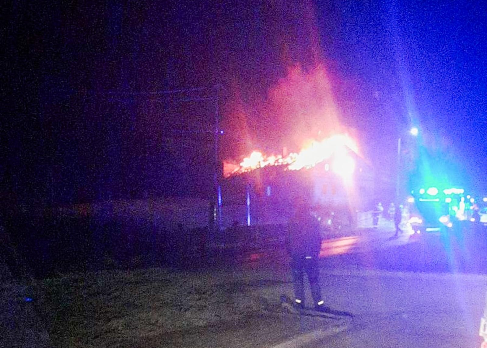Zdjęcie w galerii na portalu naszraciborz.pl: Pożar domu w Makowie. Jedna osoba poszkodowana wiadomości z regionu