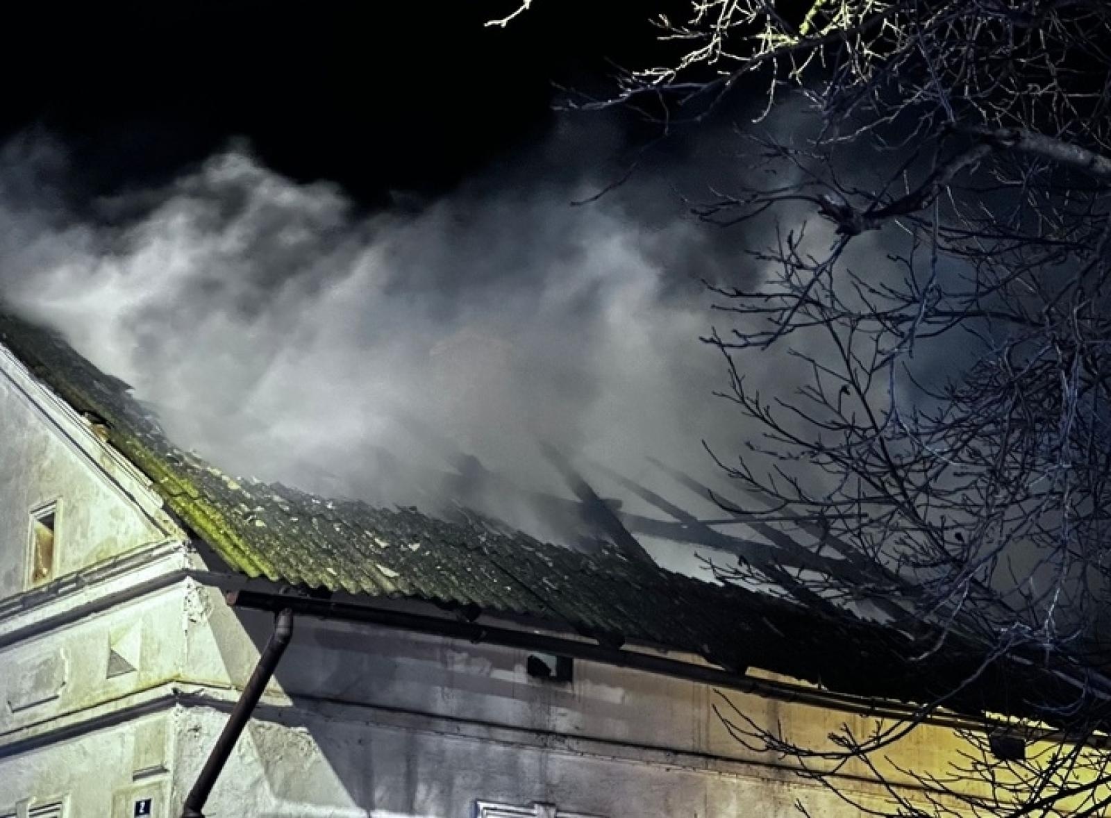 Zdjęcie w galerii na portalu naszraciborz.pl: Pożar domu w Makowie. Trwa ustalanie przyczyn zdarzenia i zbiórka dla poszkodowanego wiadomości z regionu