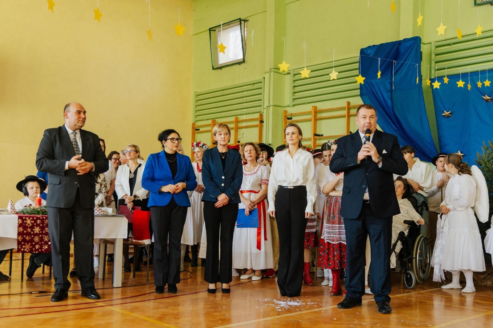 Zdjęcie w galerii na portalu naszraciborz.pl: Święty czas to radosny czas, zobacz, ile jest serca w nas – jasełka w Zespole Szkół Specjalnych w Raciborzu wiadomości z regionu